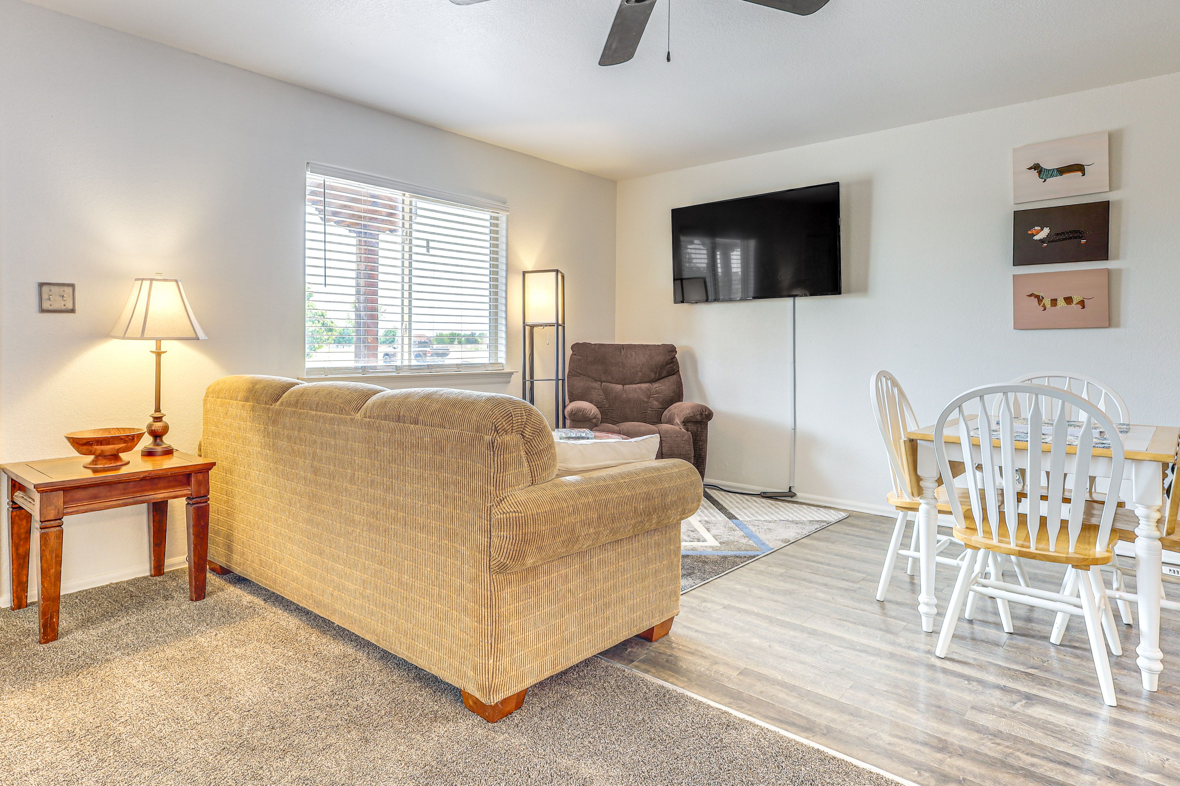 Living Room | Free WiFi | Smart TV | Central A/C