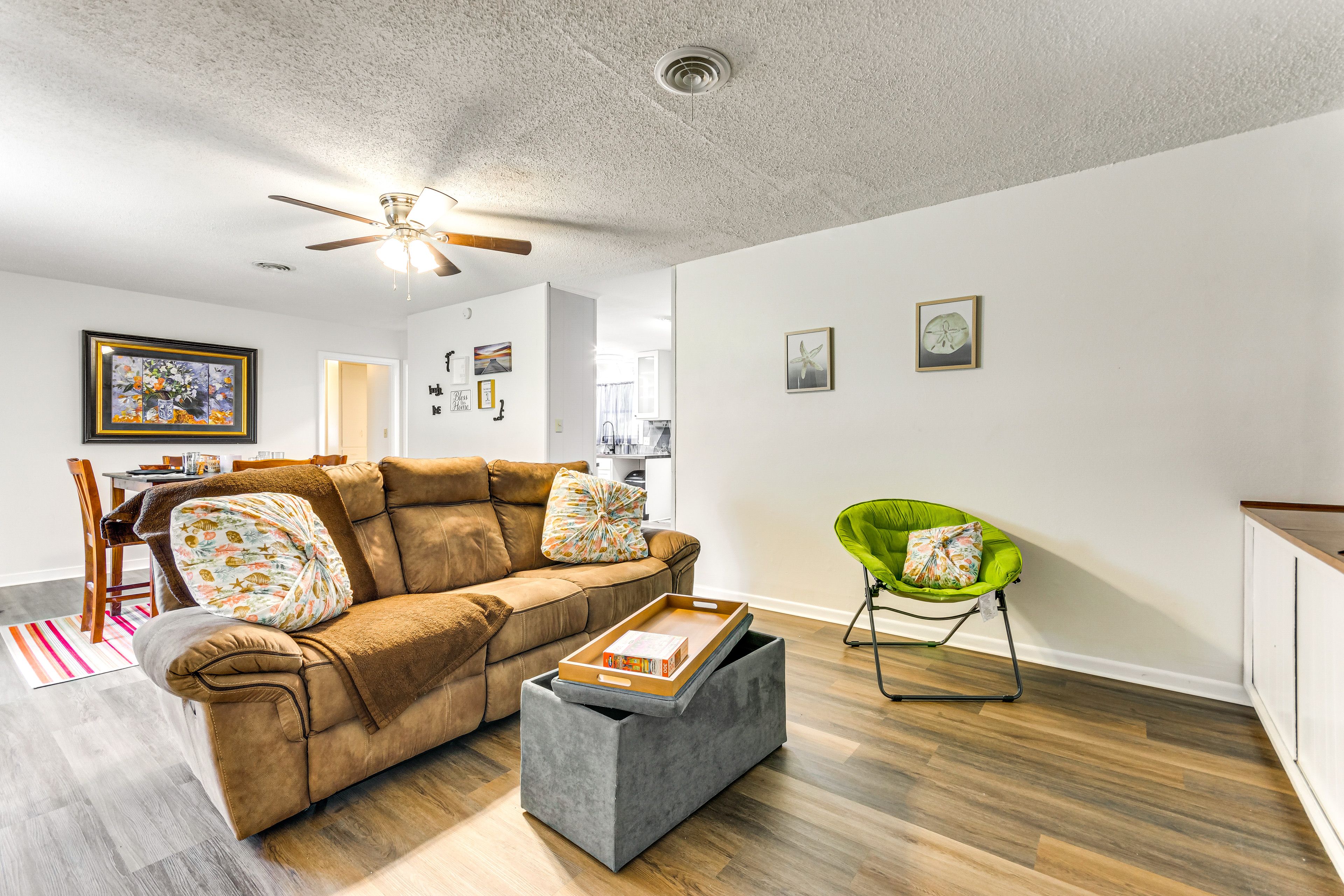 Living Room | Free WiFi | Central Heating & Air Conditioning