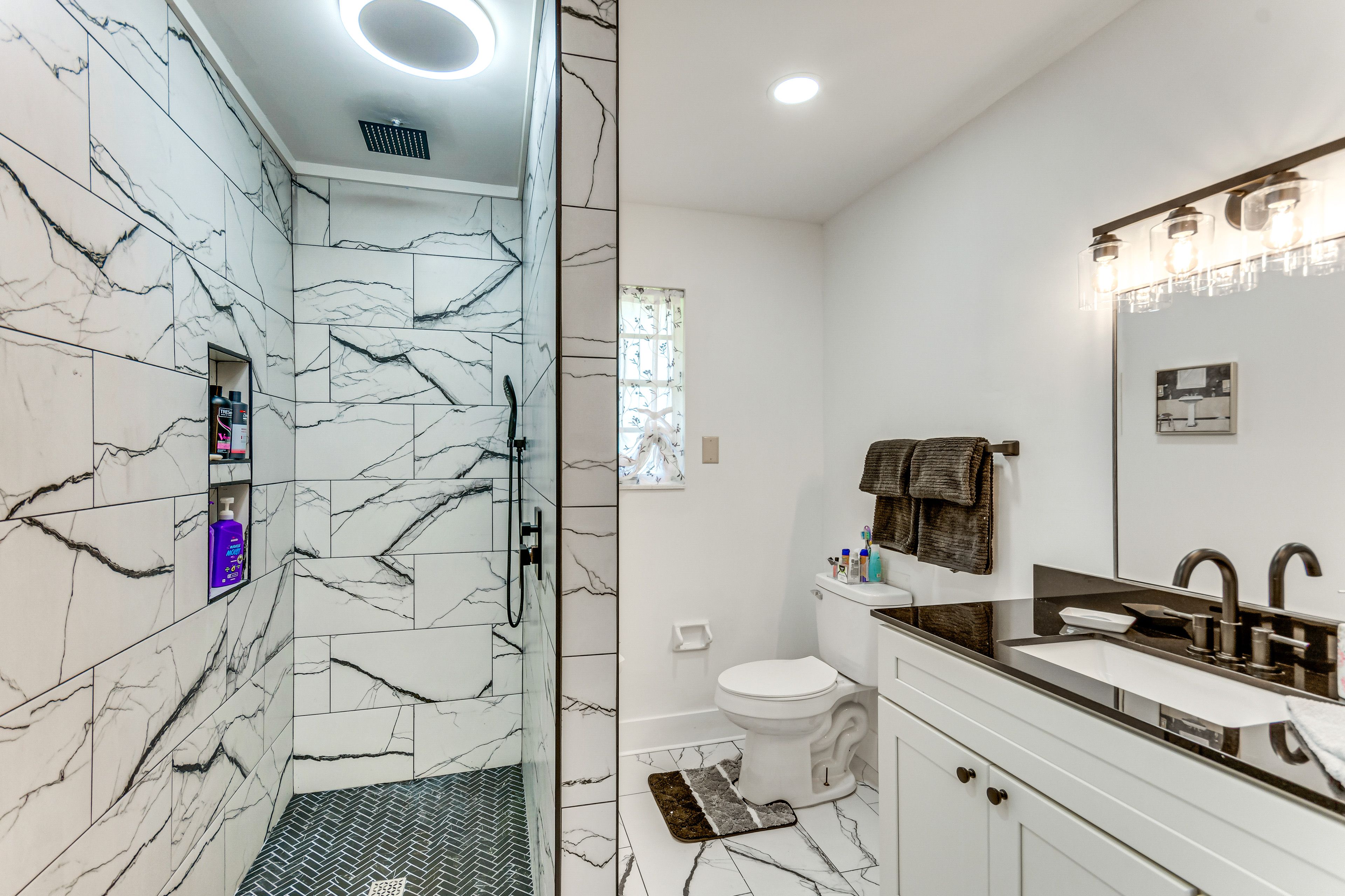 Full Bathroom | Complimentary Toiletries | Towels Provided