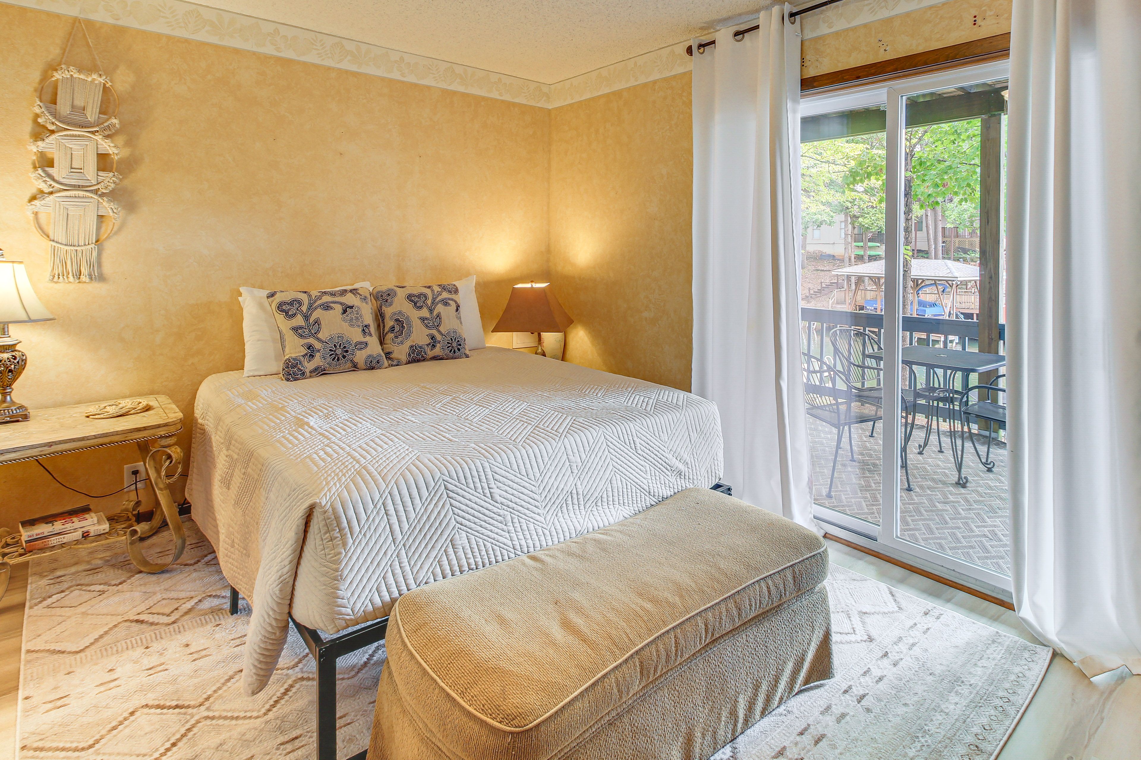 Bedroom 1 | Queen Bed | Linens Provided | Lower Floor