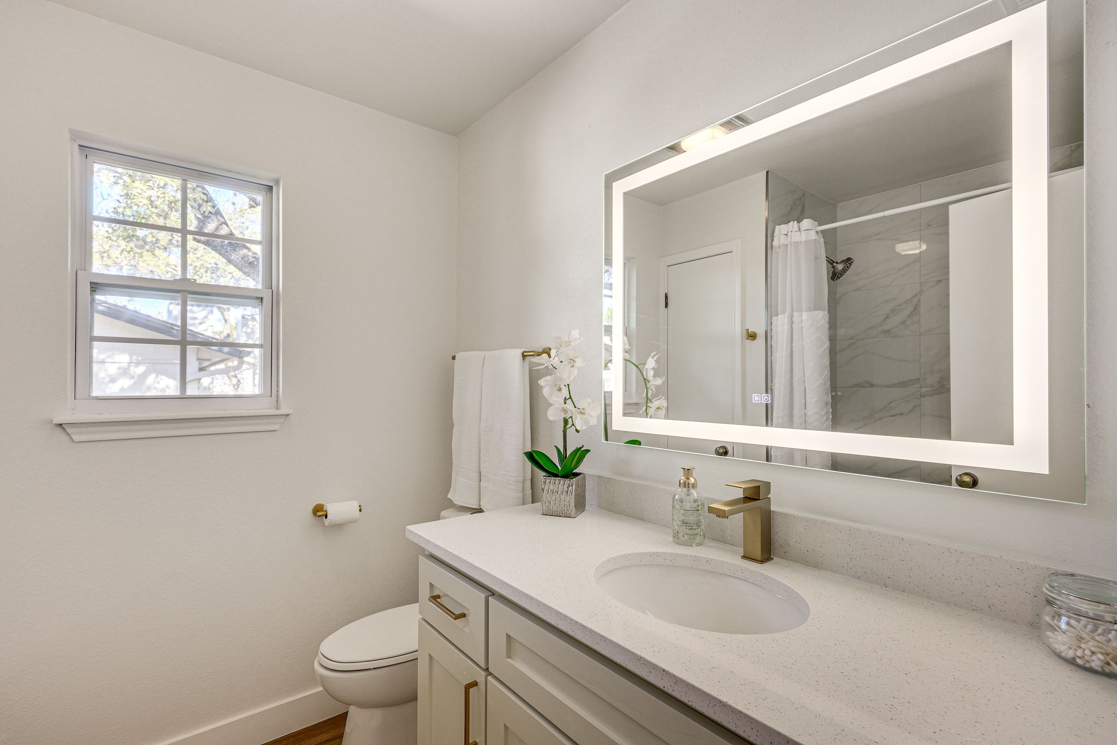 Full Bathroom | 2nd Floor