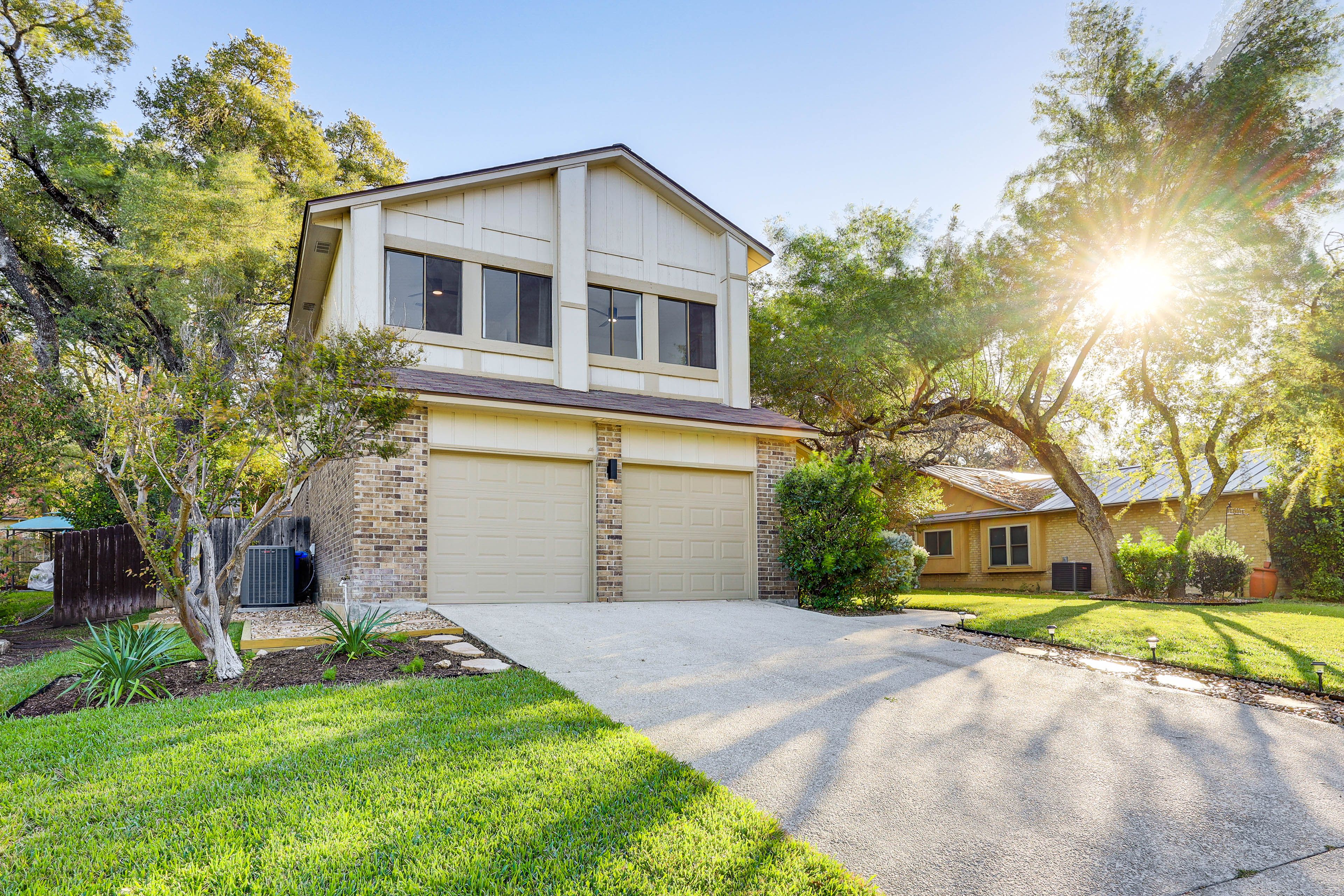 Parking | Driveway (4 Vehicles) | Garage (2 Vehicles)