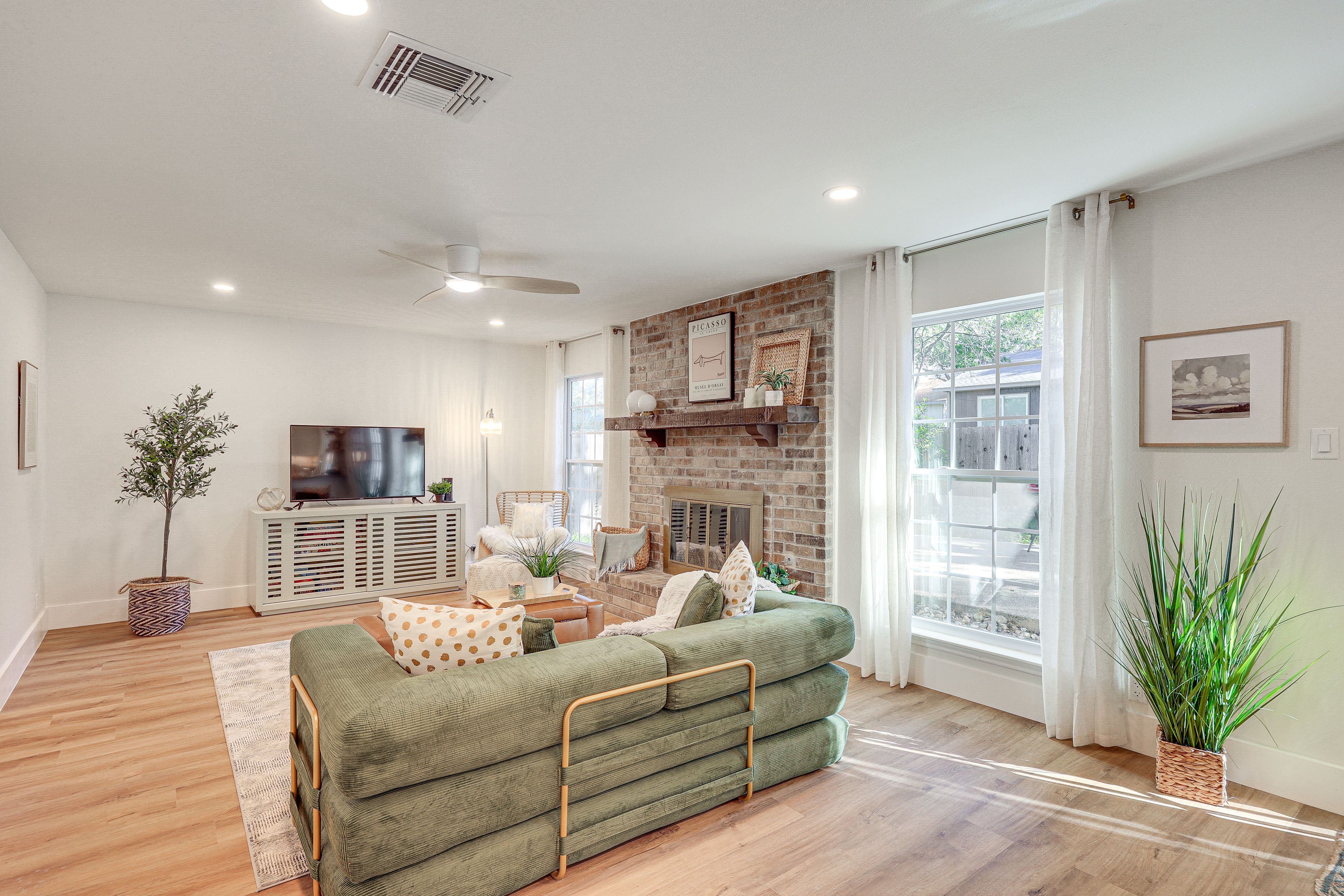 Living Room | Smart TV | Central A/C | Fireplace | 1st Floor