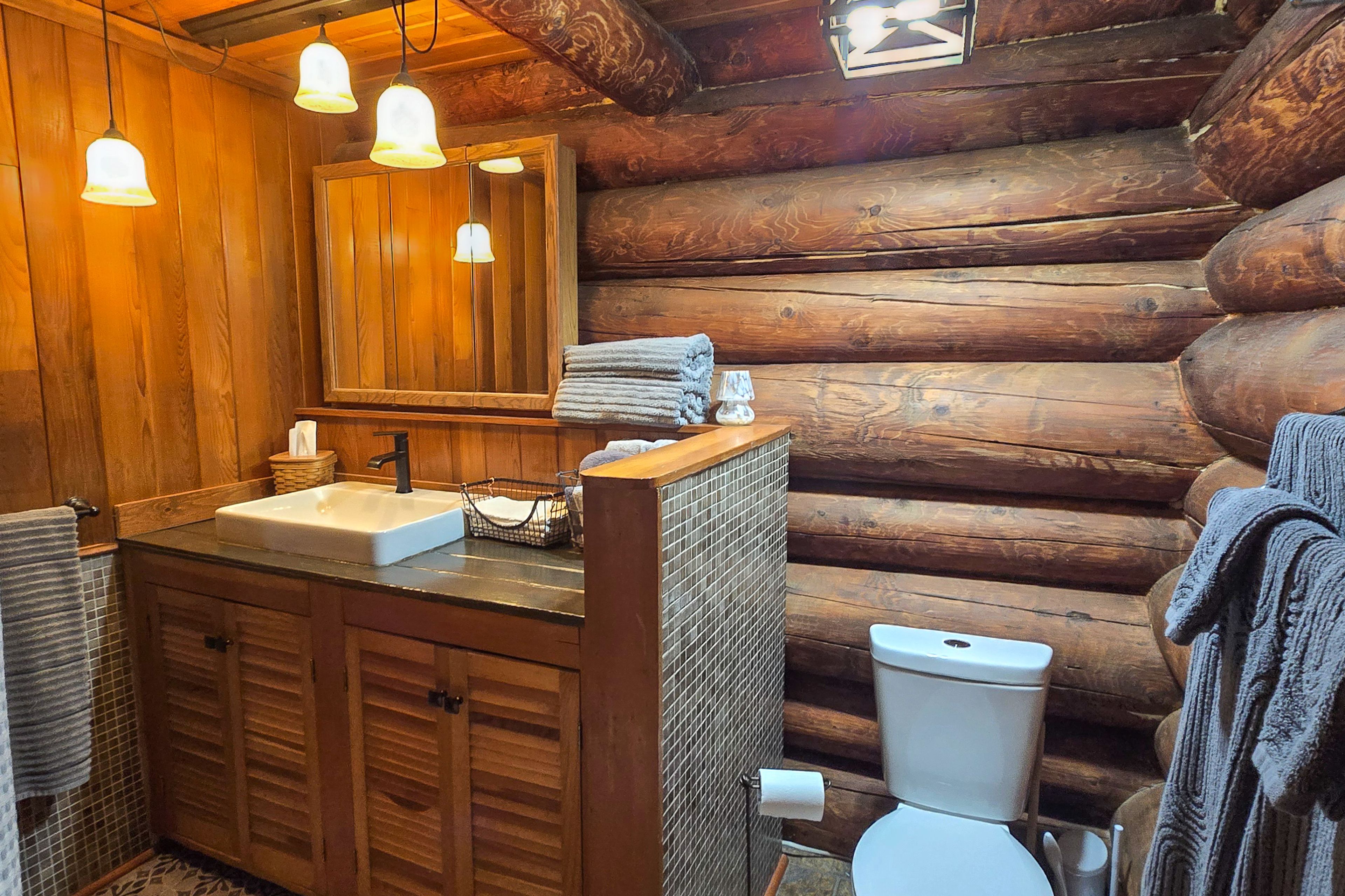 Full Bathroom | 1st Floor | Towels Provided | Complimentary Toiletries