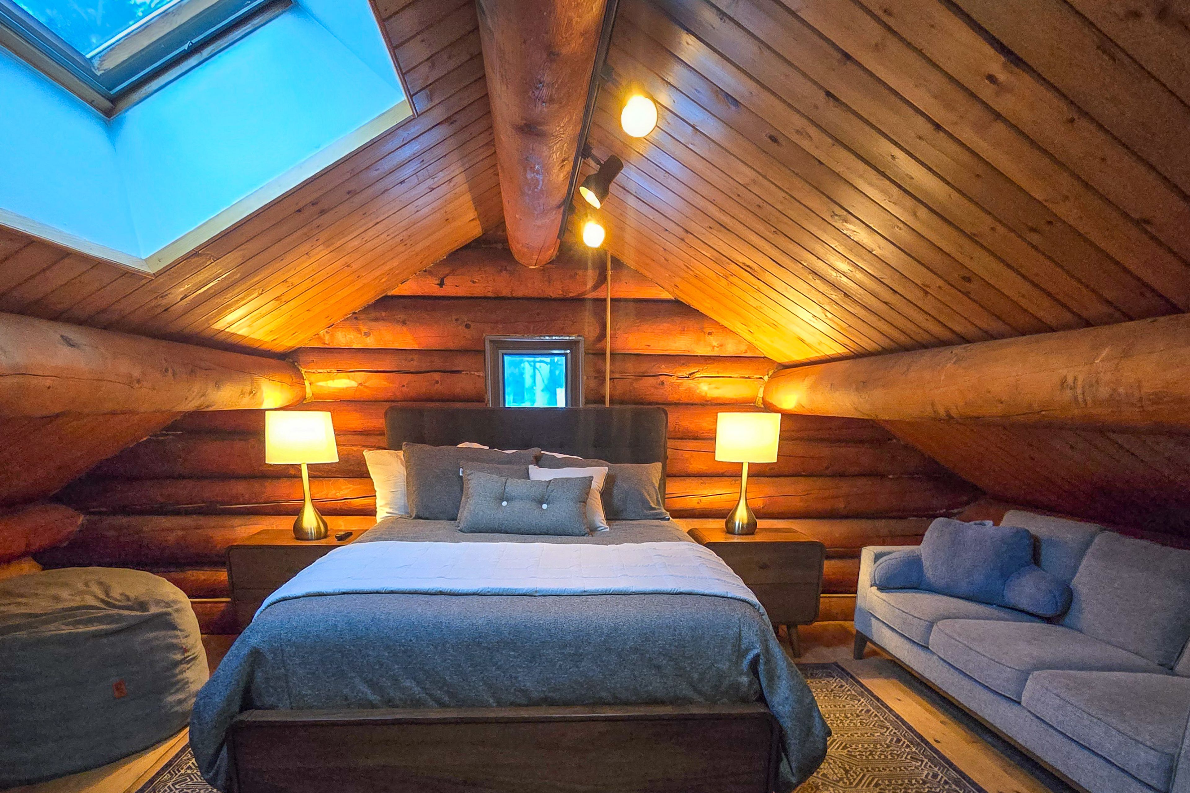 Bedroom 2 (Loft) | 2nd Floor | Queen Bed | Smart TV