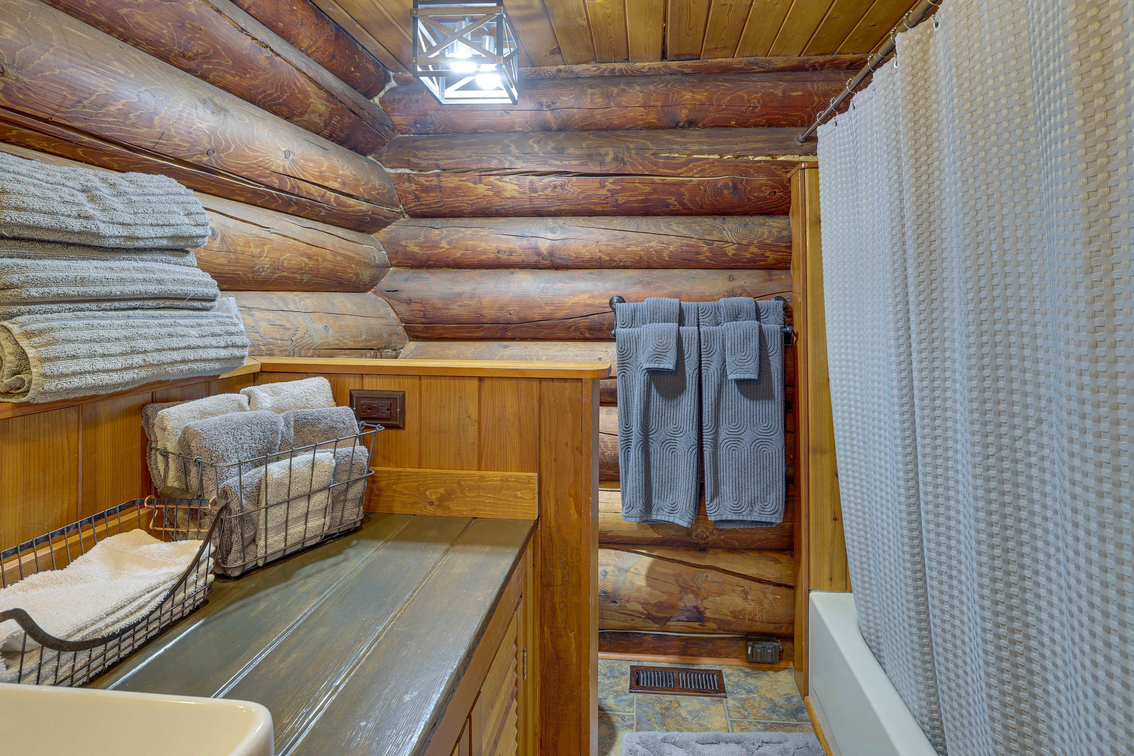 Full Bathroom | 1st Floor | Towels Provided | Complimentary Toiletries