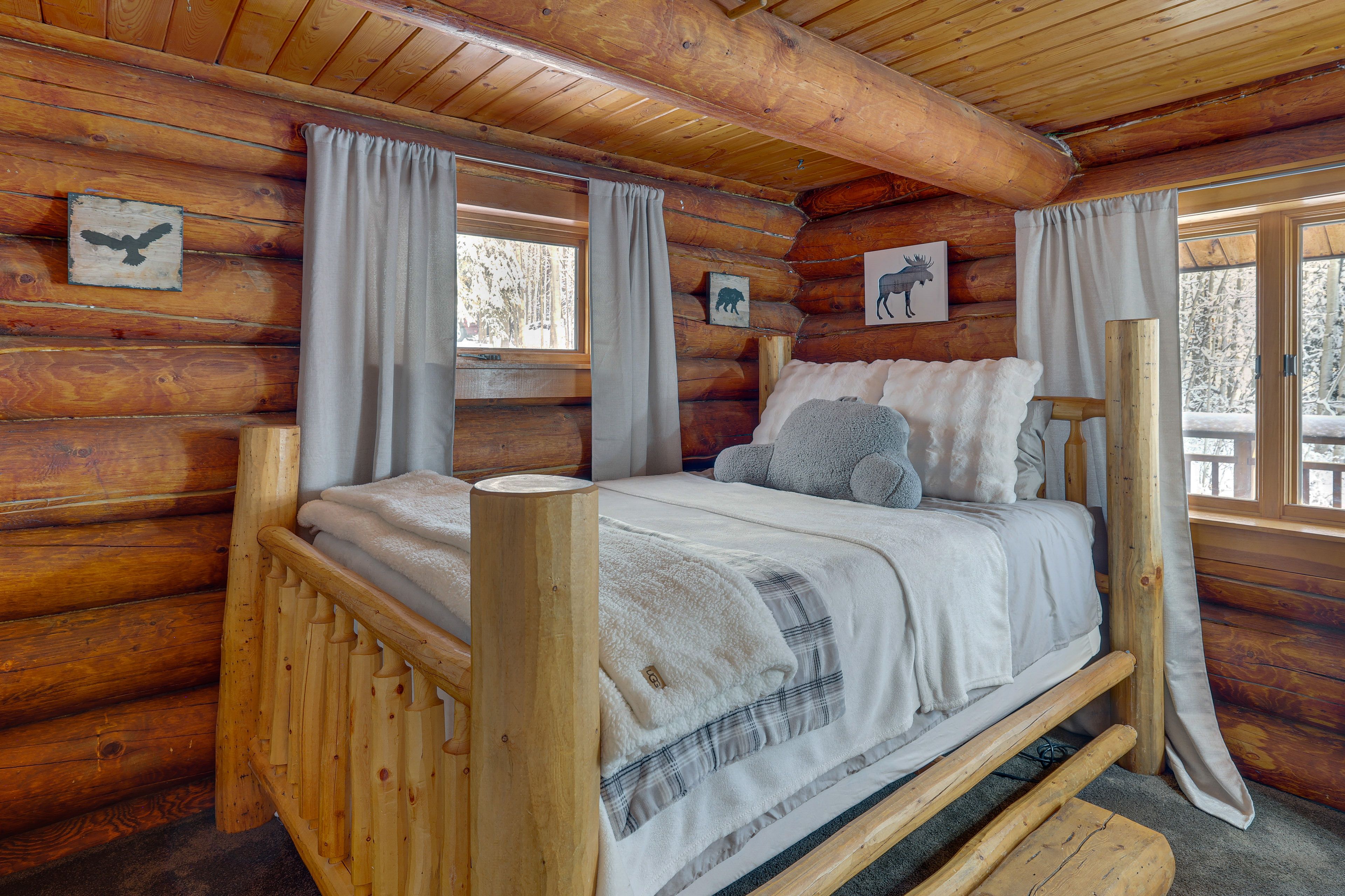 Bedroom 1 | 1st Floor | Queen Bed | Linens Provided | Smart TV