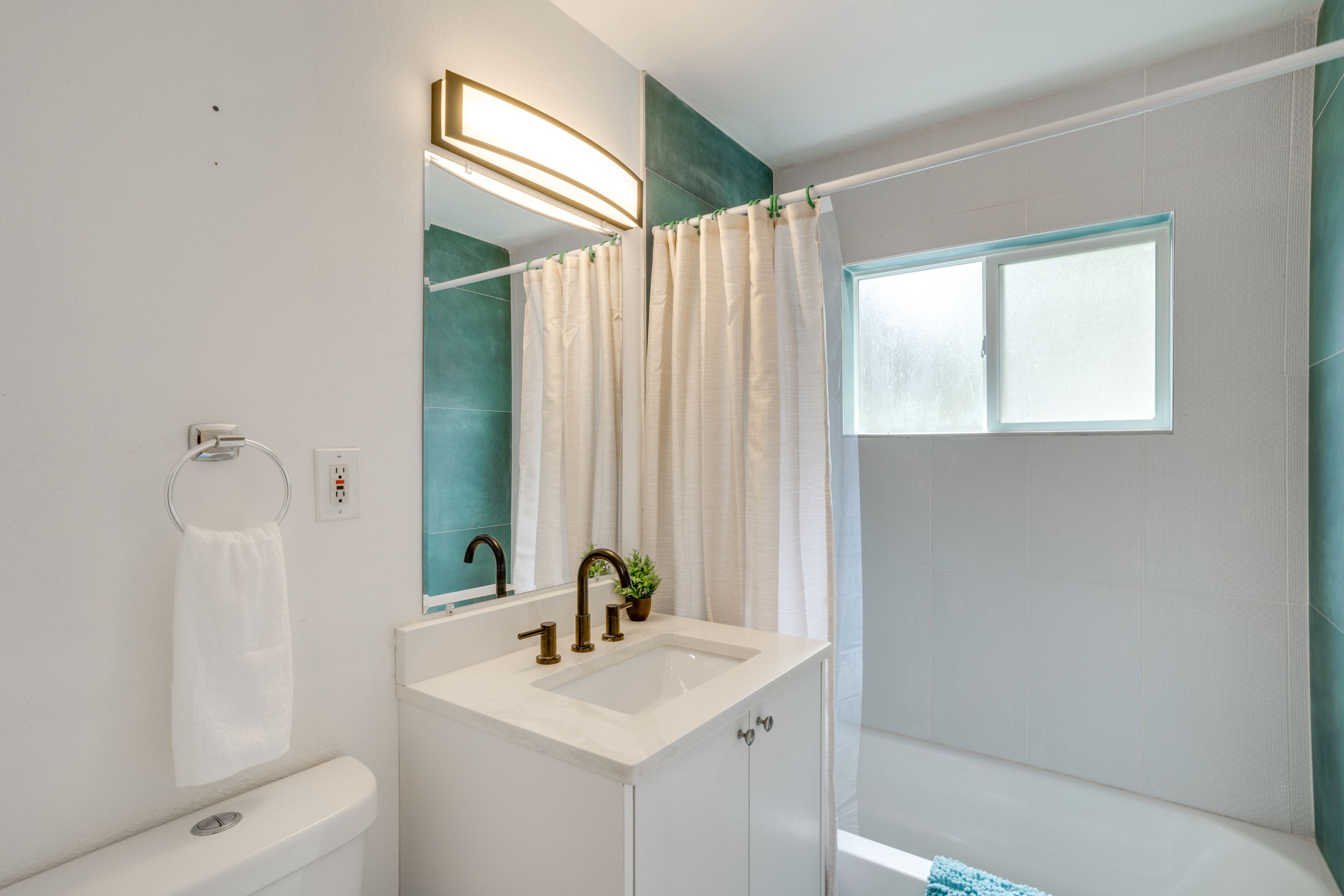 Full Bathroom | Main Level | Towels & Linens Provided