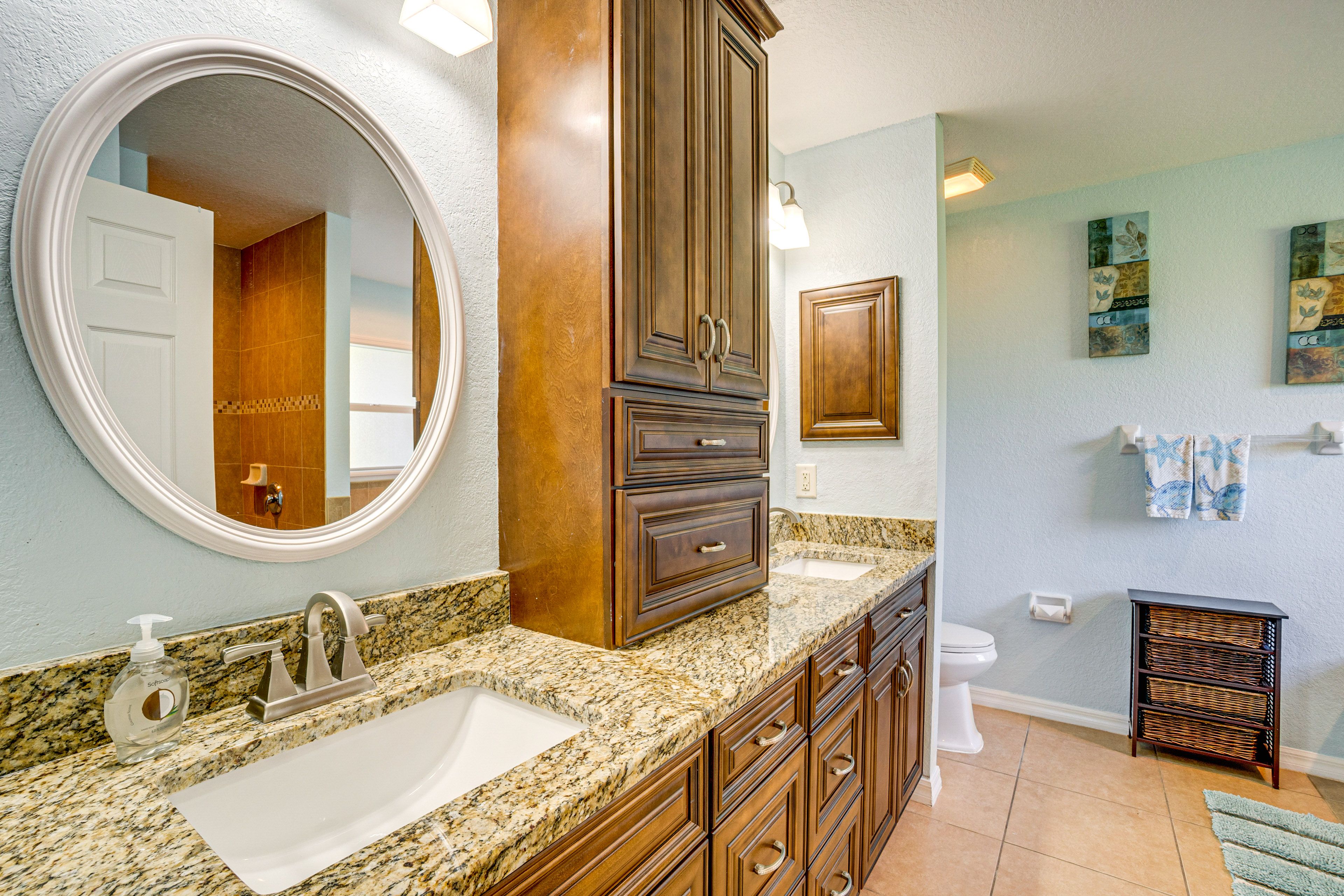 Full Bathroom | Towels Provided | Soaking Tub