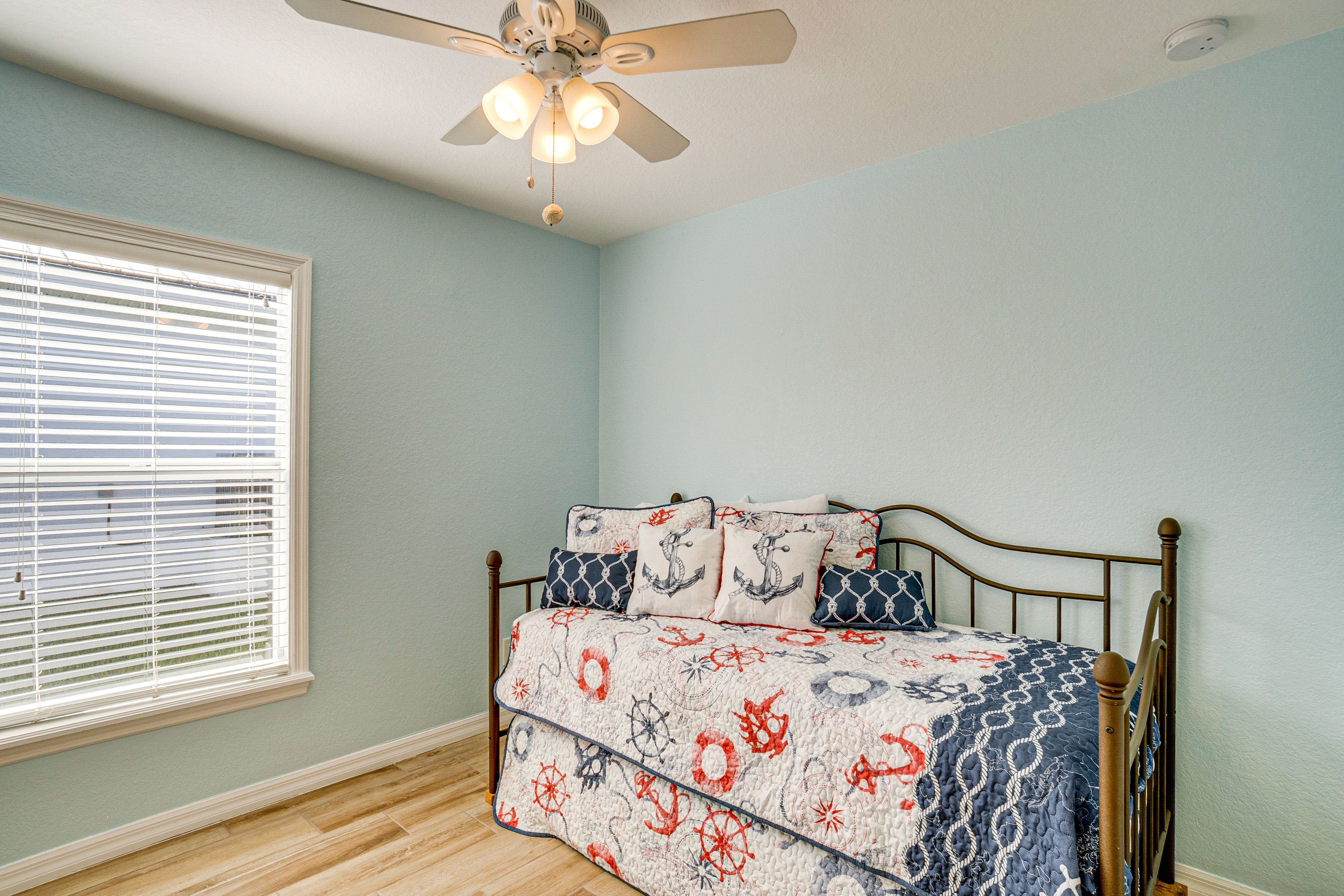 Bedroom 4 | Twin Daybed w/ Twin Trundle