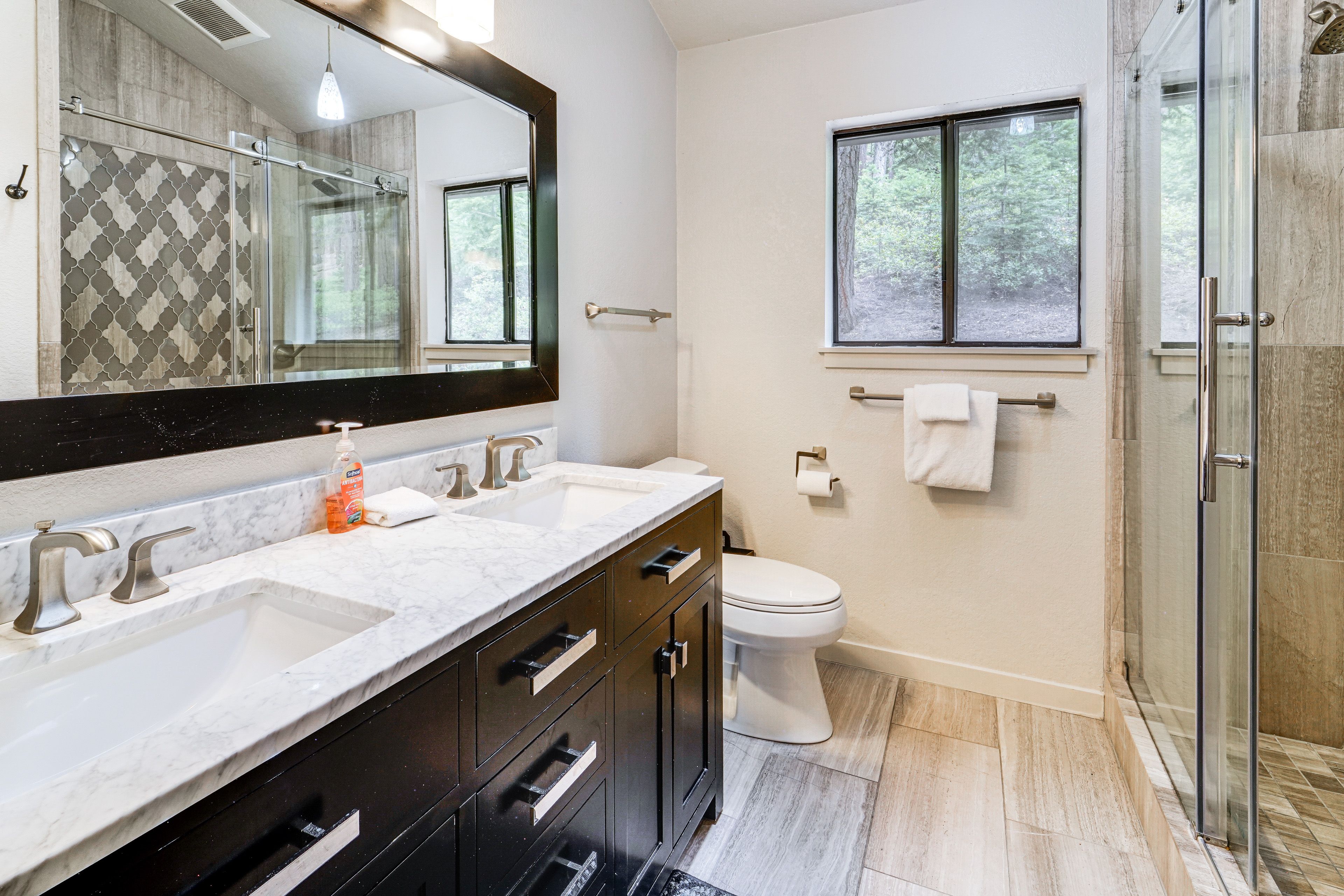 Full Bathroom | Main Floor | Towels Provided