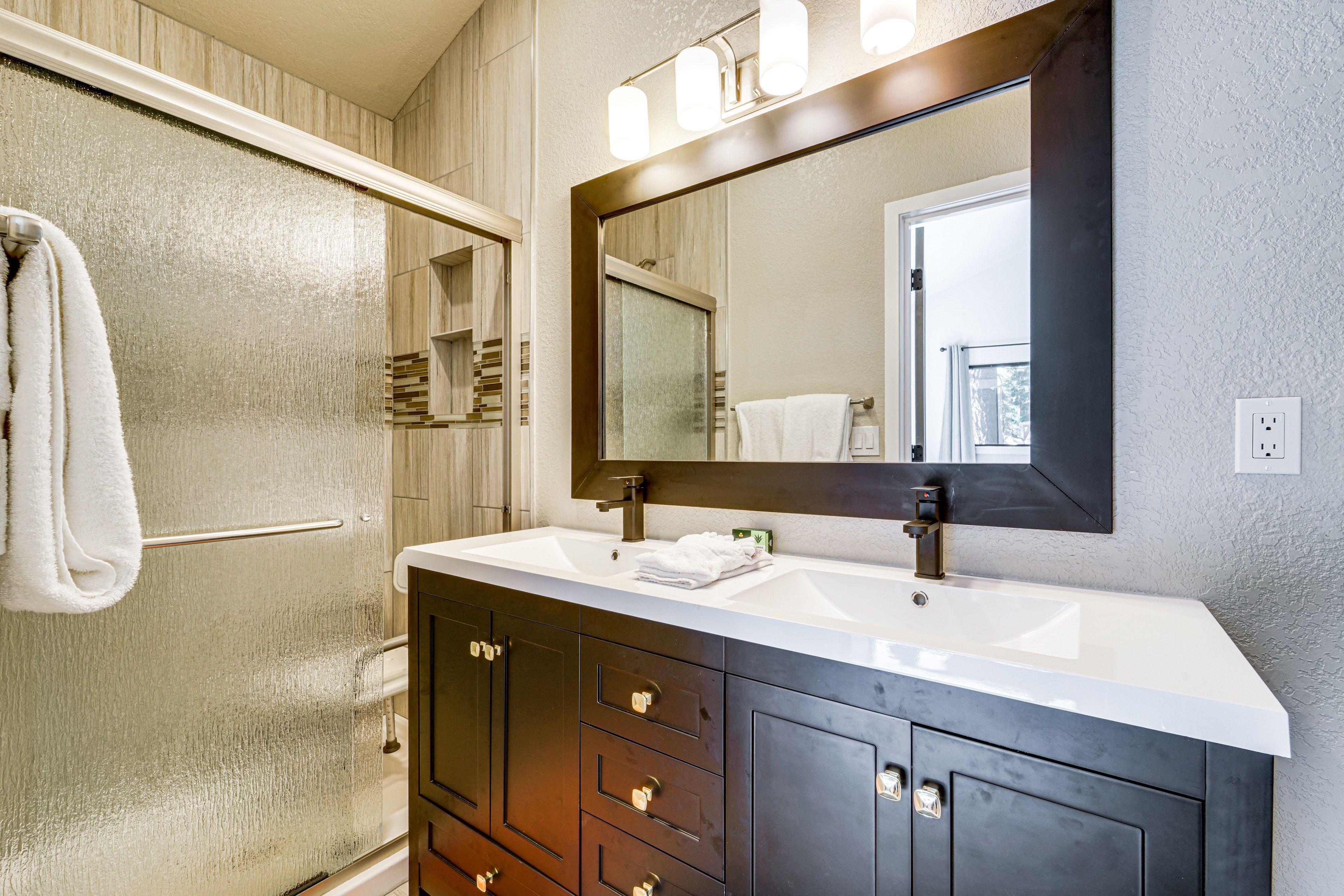 Full Bathroom | Main Floor | Towels Provided