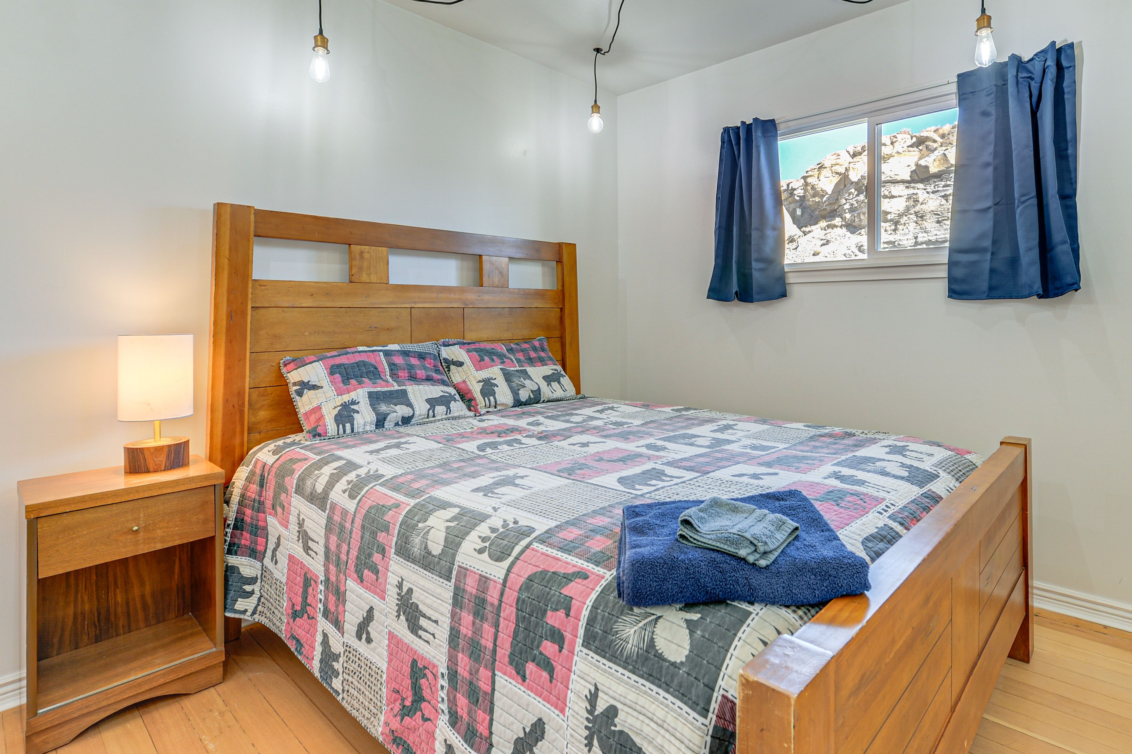 Bedroom 1 | Main Level | Queen Bed | Linens Provided