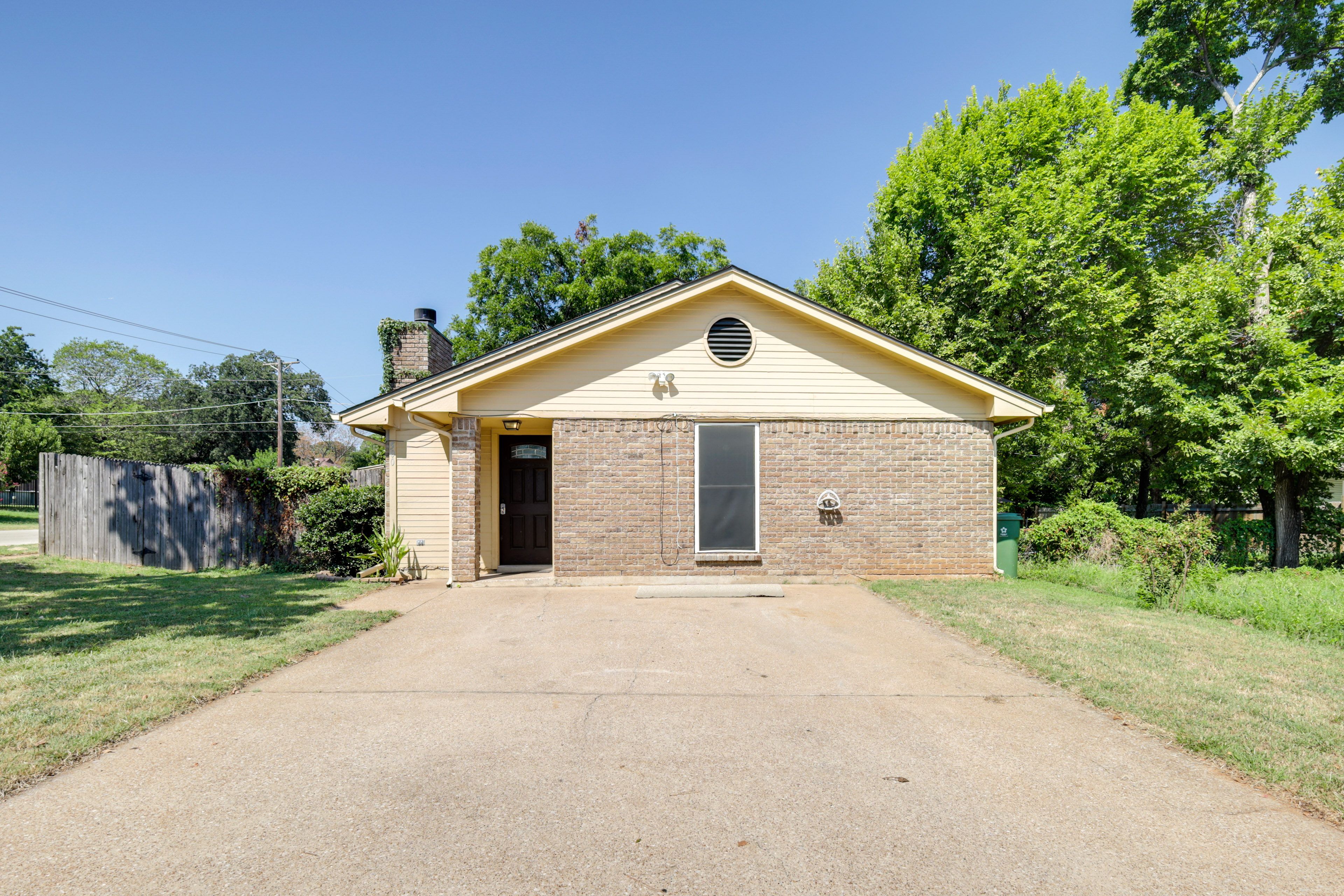 Exterior | Driveway (4 Vehicles)