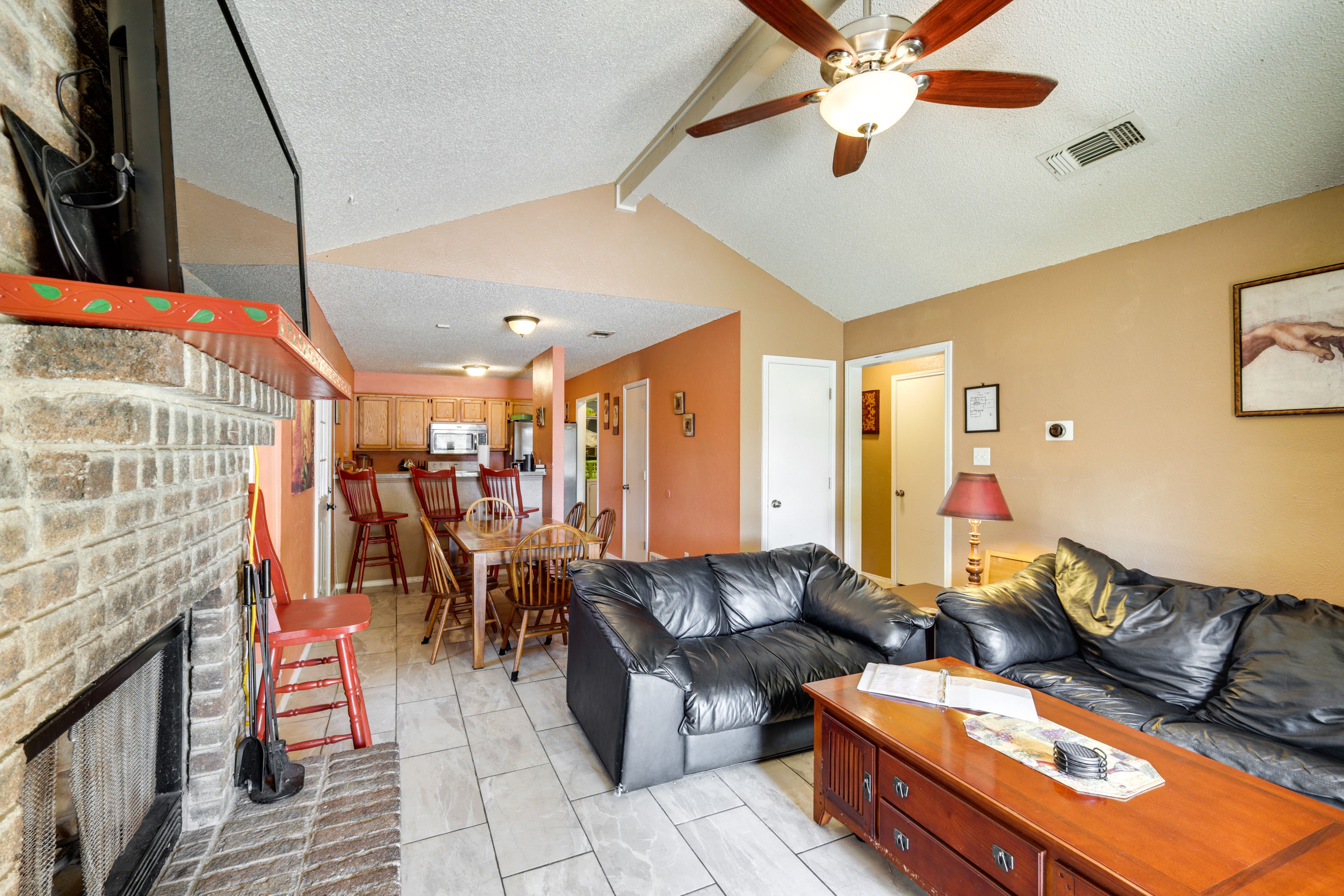 Living Room | Free WiFi | Central Heating & A/C | Smart TV