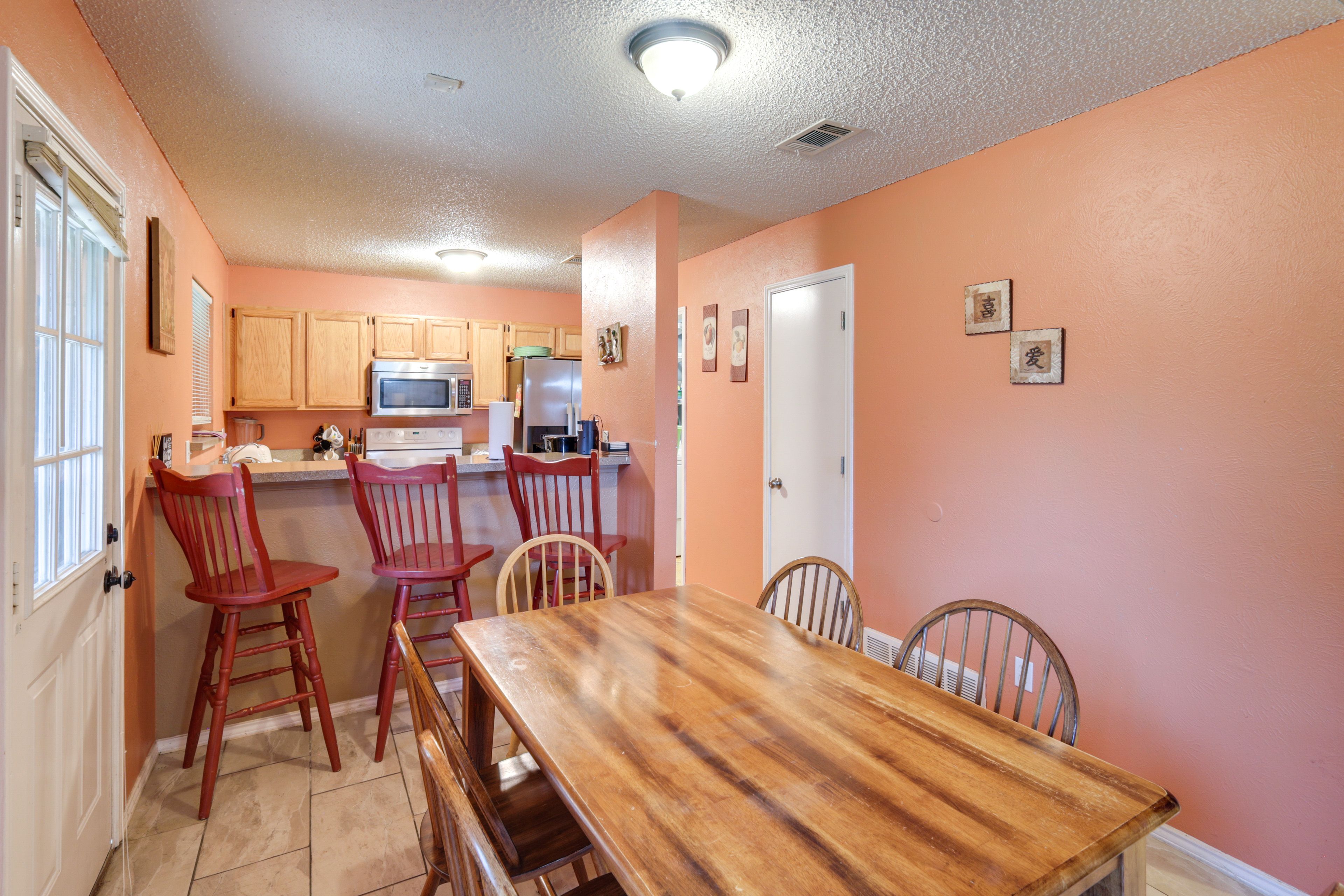 Dining Area | Dishware/Flatware Provided