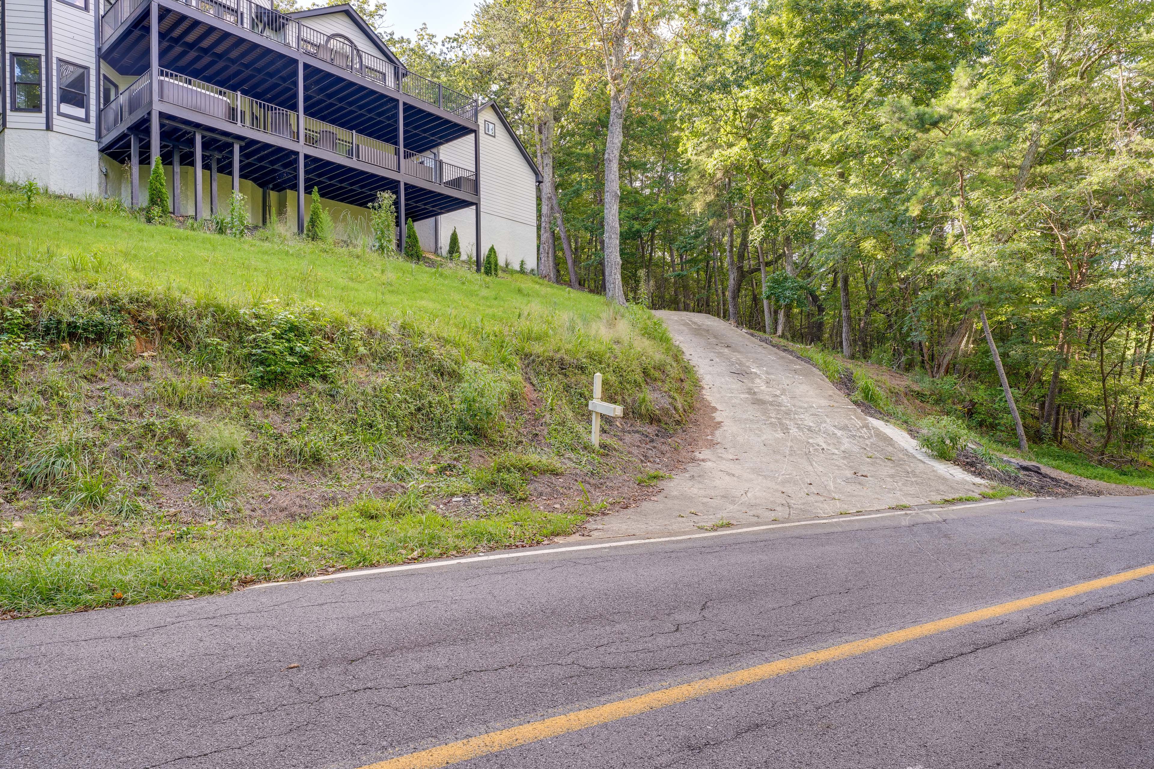 Parking | Steep Driveway (8 Vehicles)