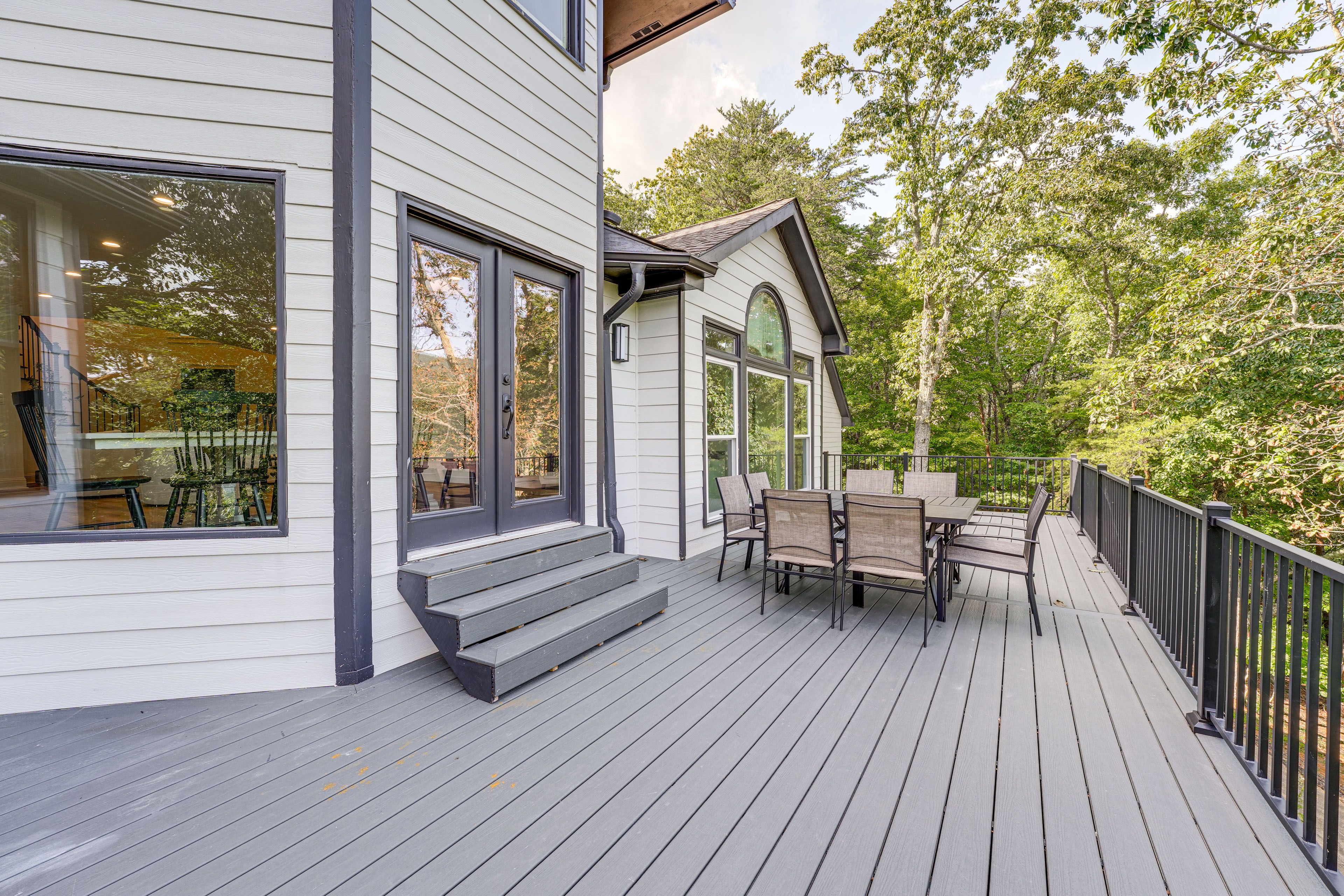 Main Deck | Dining Area | Mountain Views