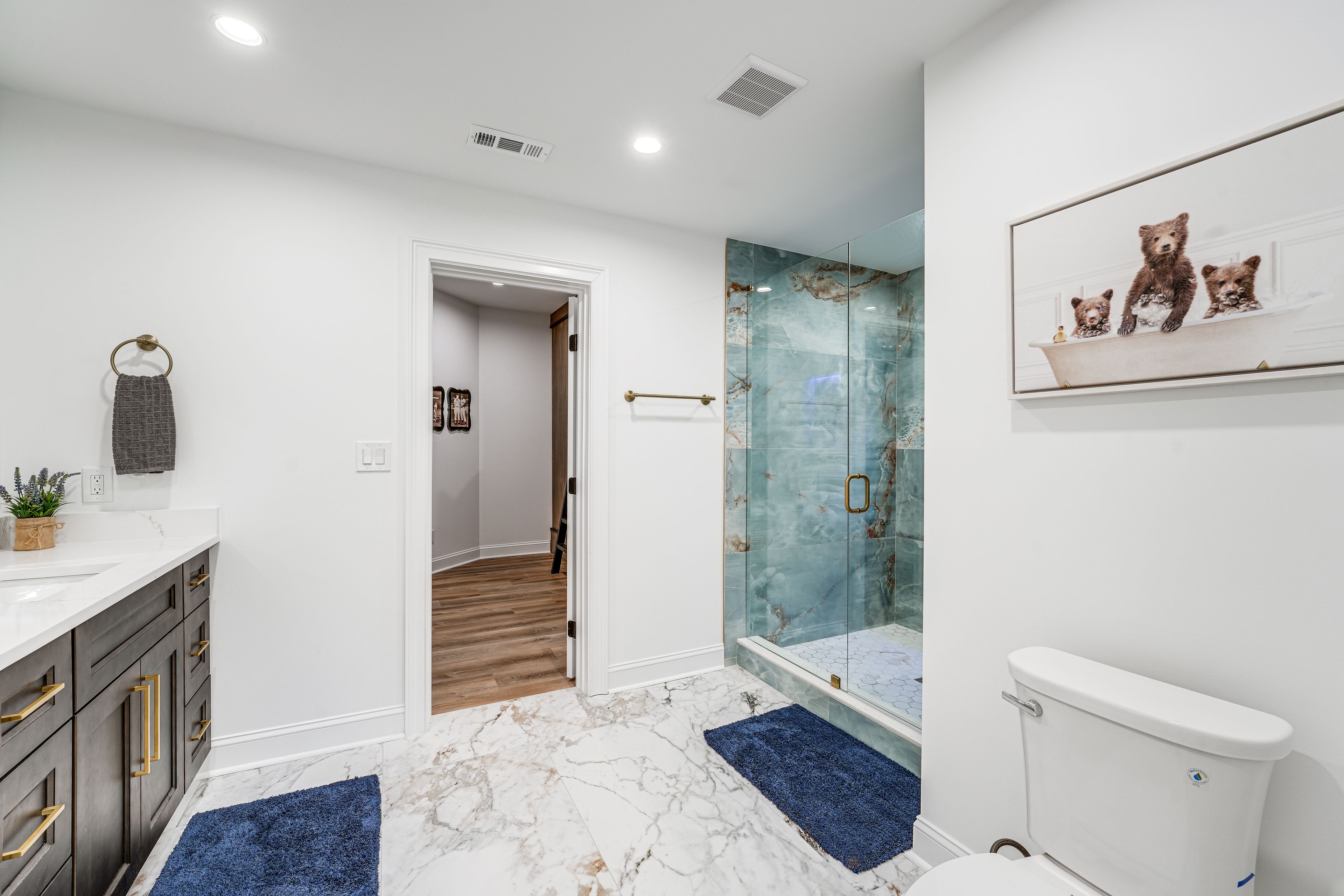 En-Suite Bathroom | Lower Floor | Towels Provided
