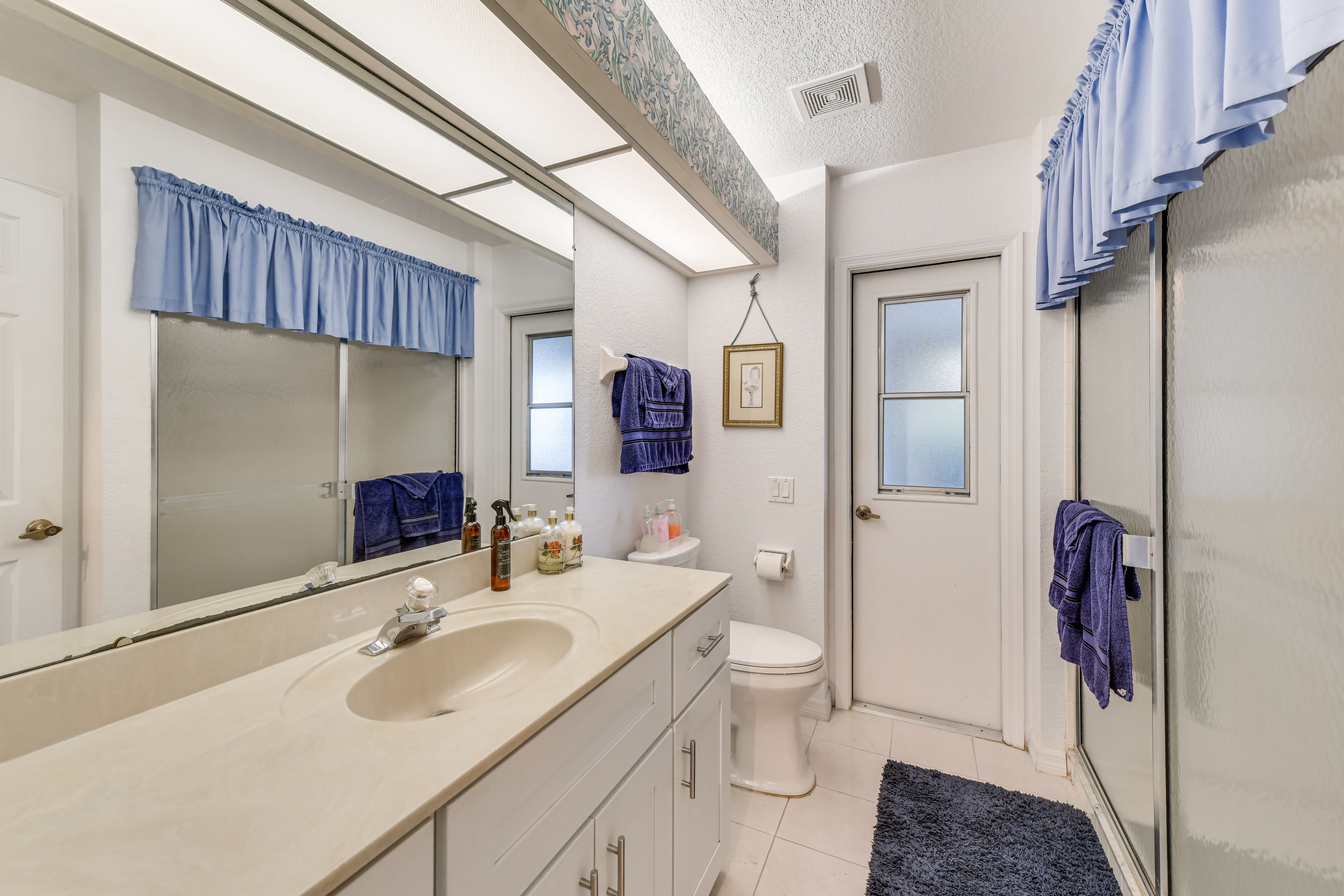 Full Bathroom | Complimentary Toiletries