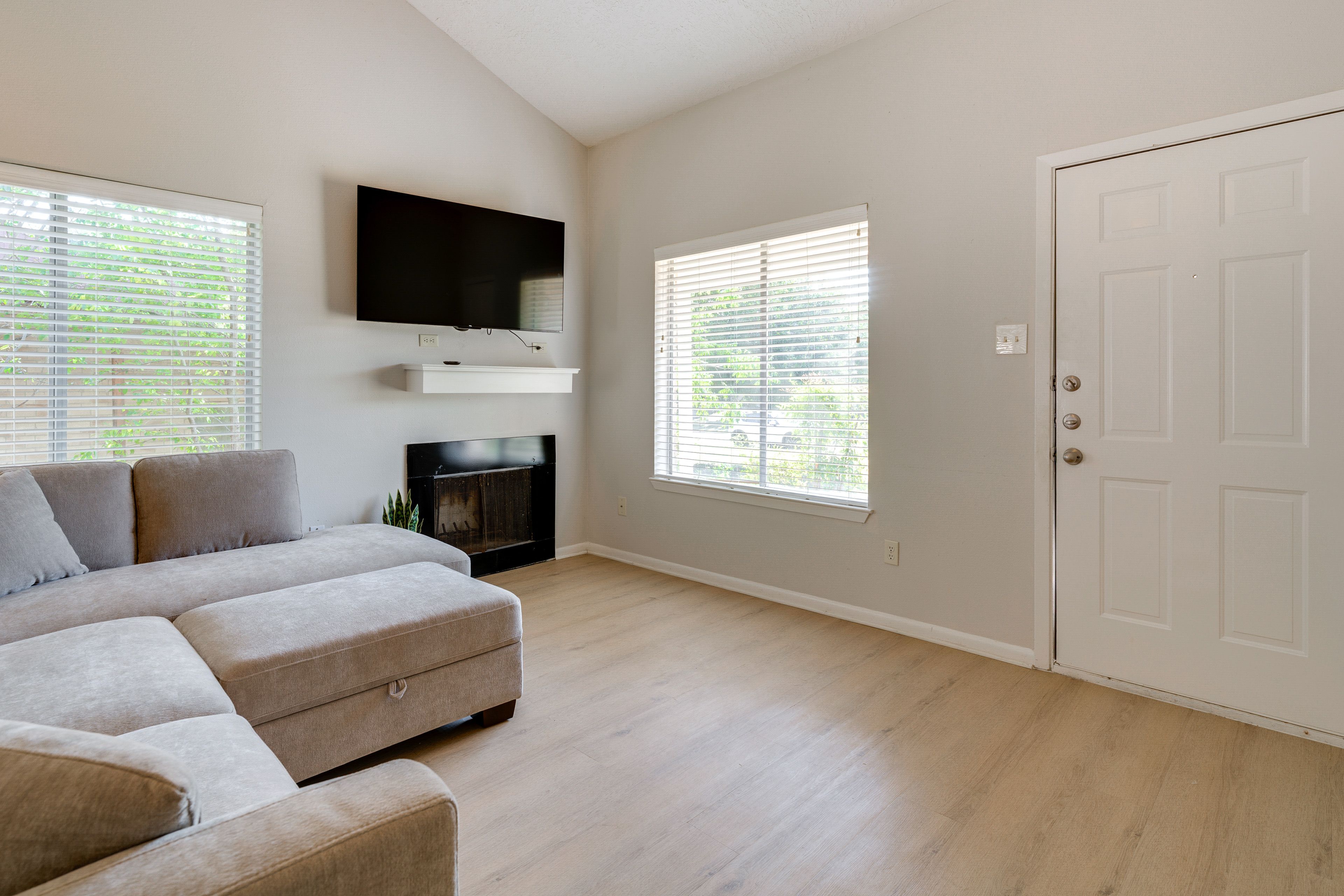 Living Room | Free WiFi | Central A/C & Heating | Smart TV