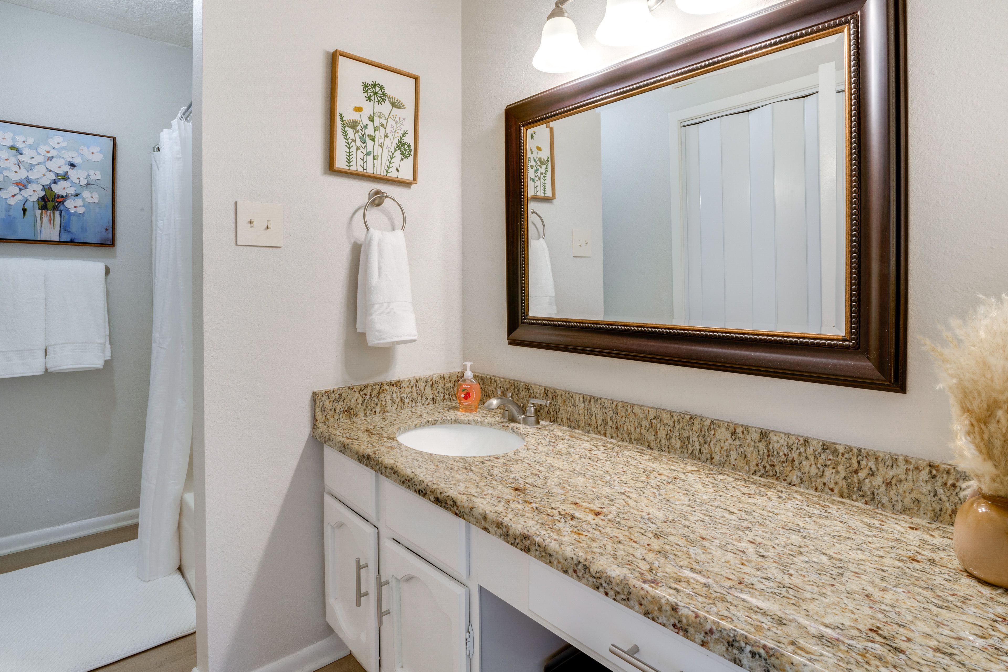 Full Bathroom | Towels Provided | Complimentary Toiletries