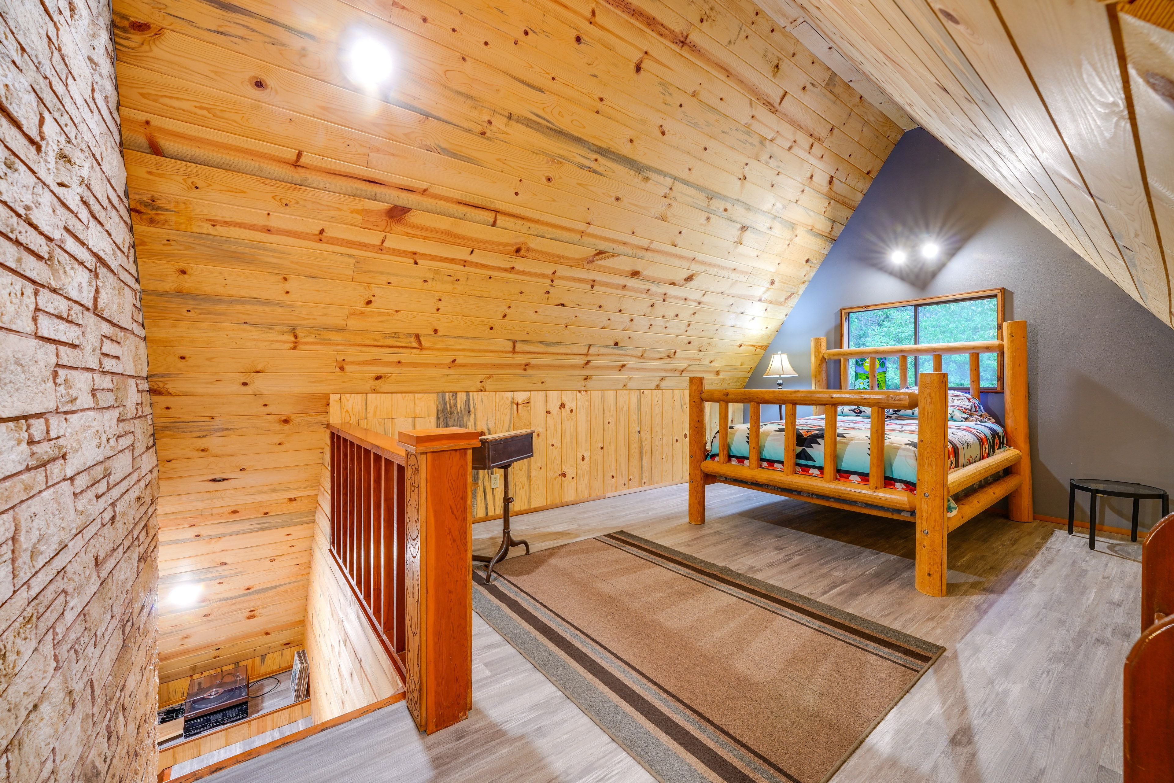 Loft | Queen Bed | 2nd Floor