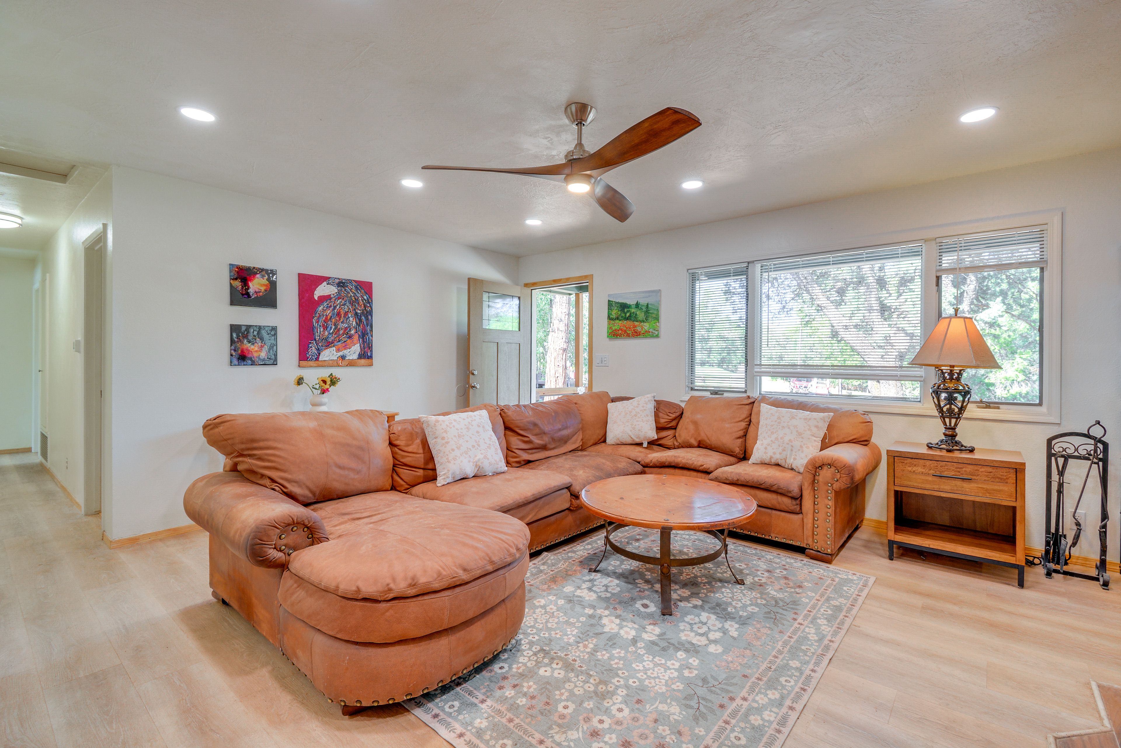 Living Room | Smart TV | Free WiFi | Wood-Burning Fireplace