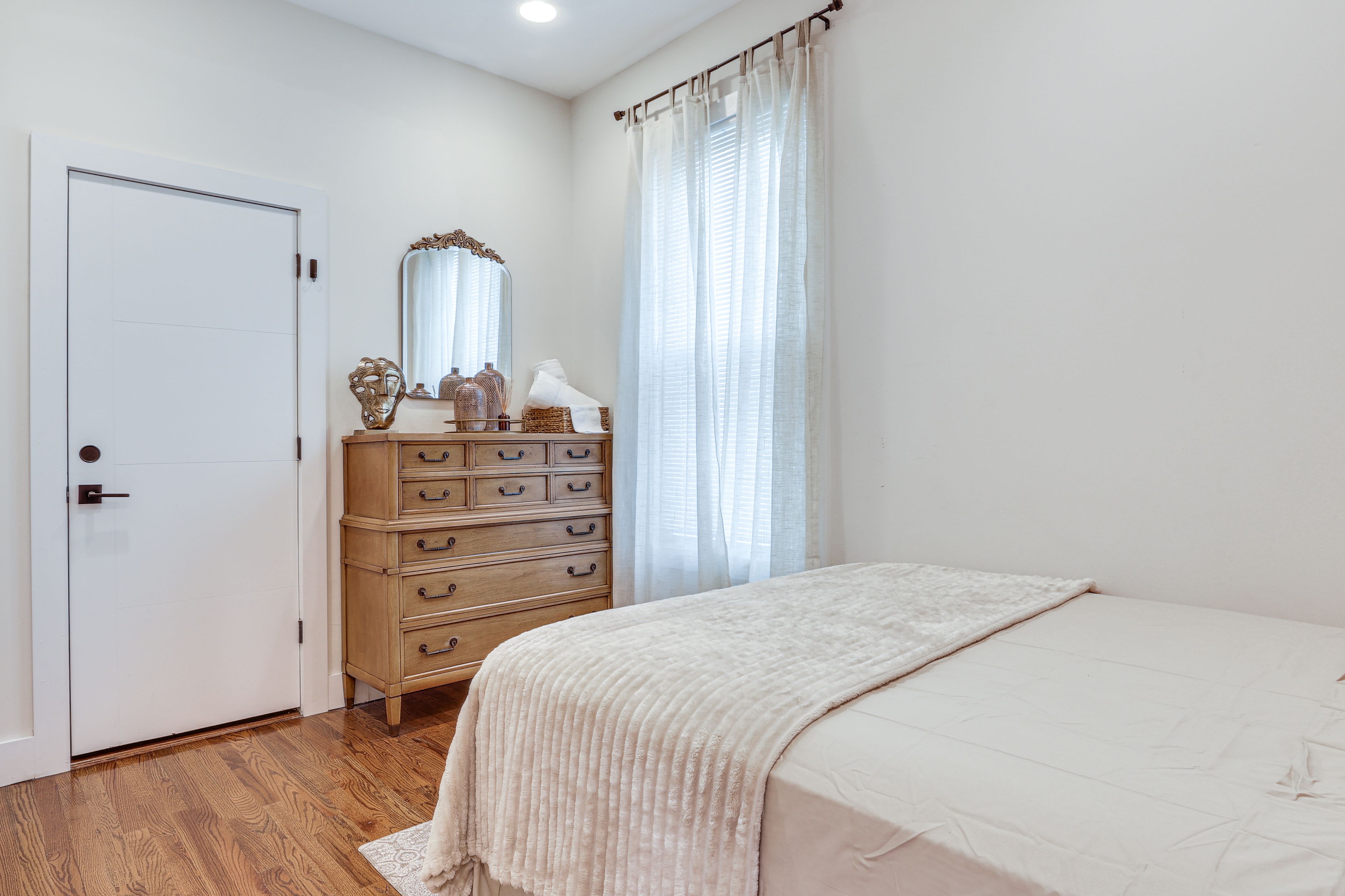 Bedroom 1 | Queen Bed