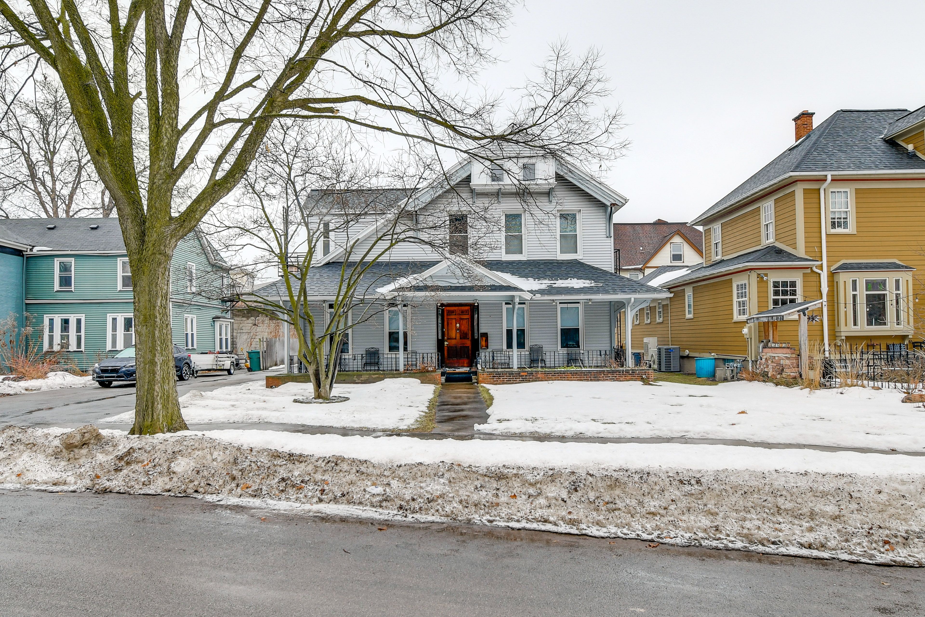 House Exterior | Street Parking