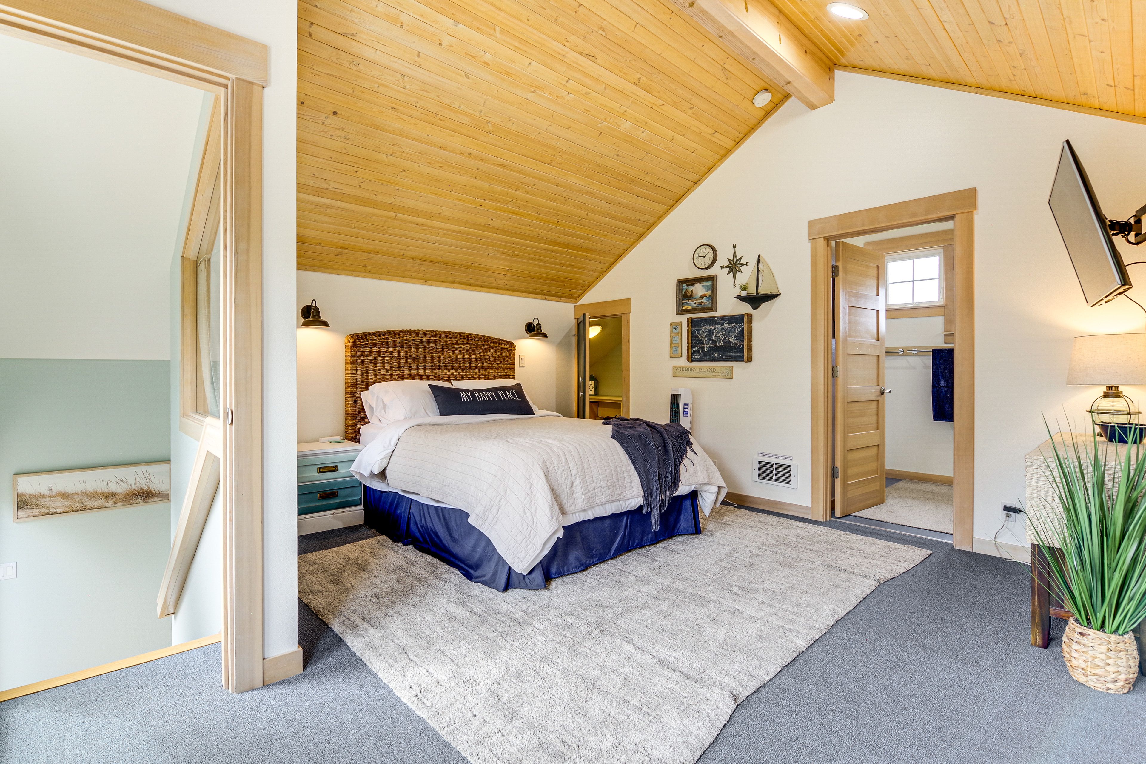 Bedroom 2 | 2nd Floor | Queen Bed | Full Sleeper Sofa | Linens Provided