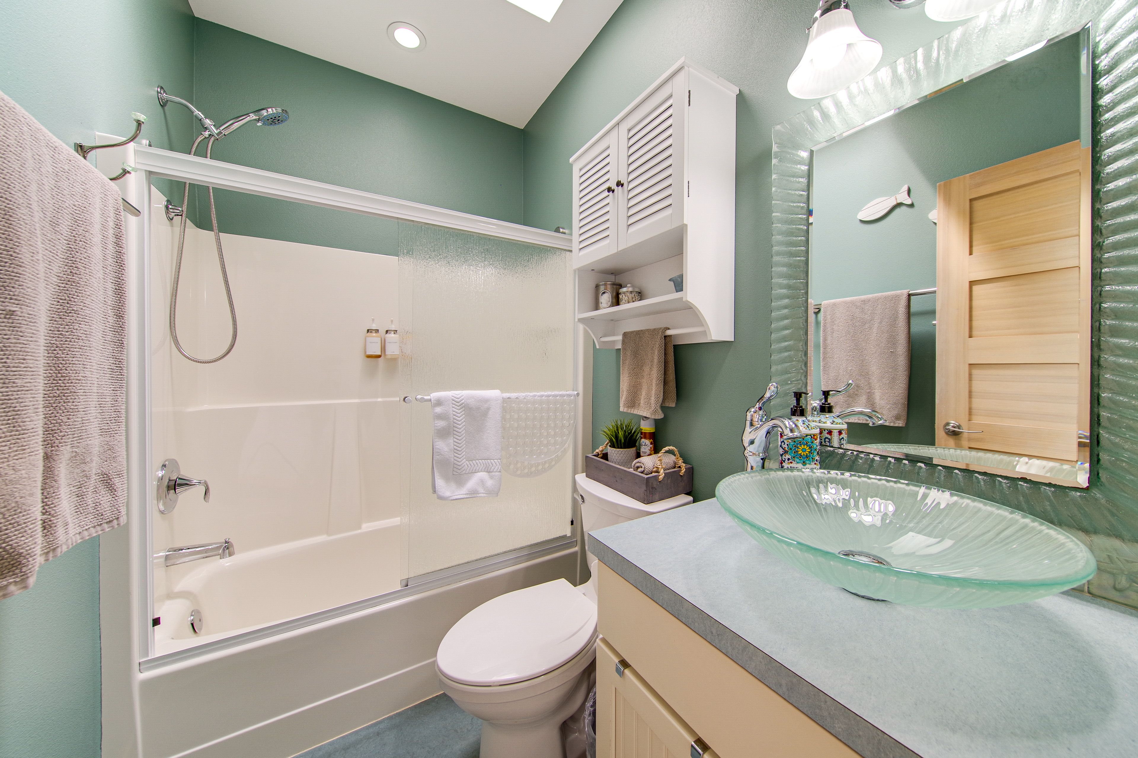 Full Bathroom | 1st Floor | Complimentary Toiletries | Hair Dryer