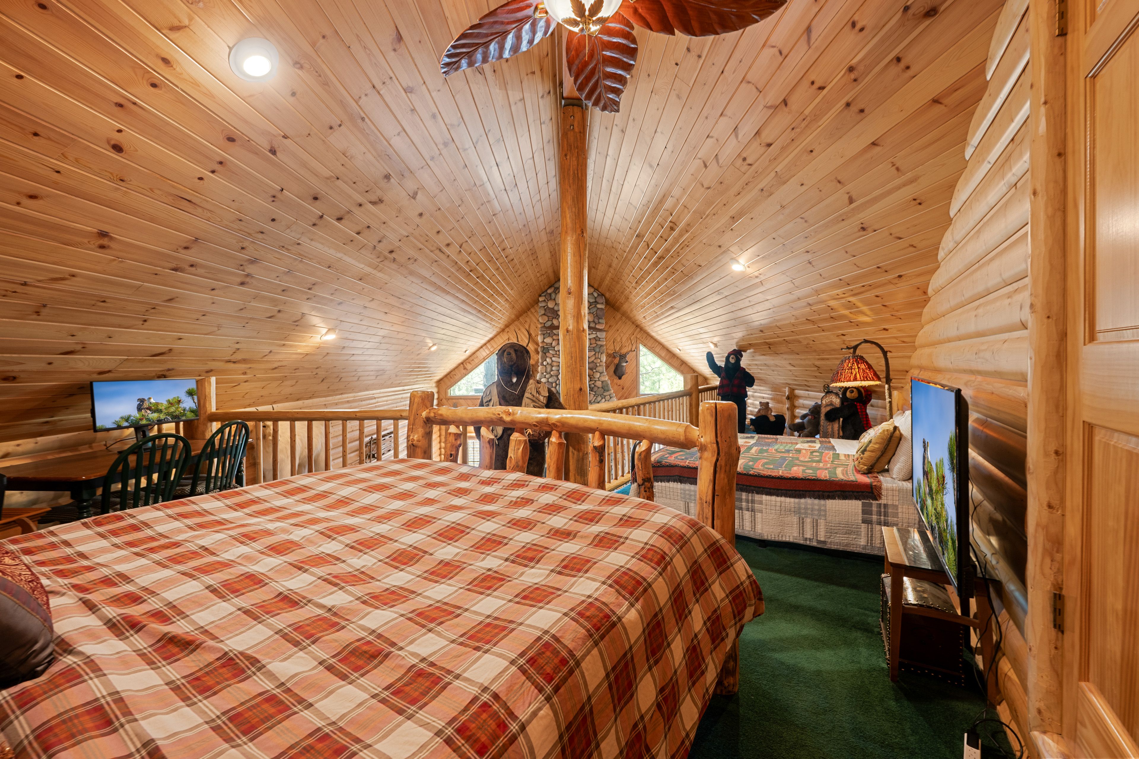 Loft | California King Bed | 2 Twin Beds | 2nd Floor