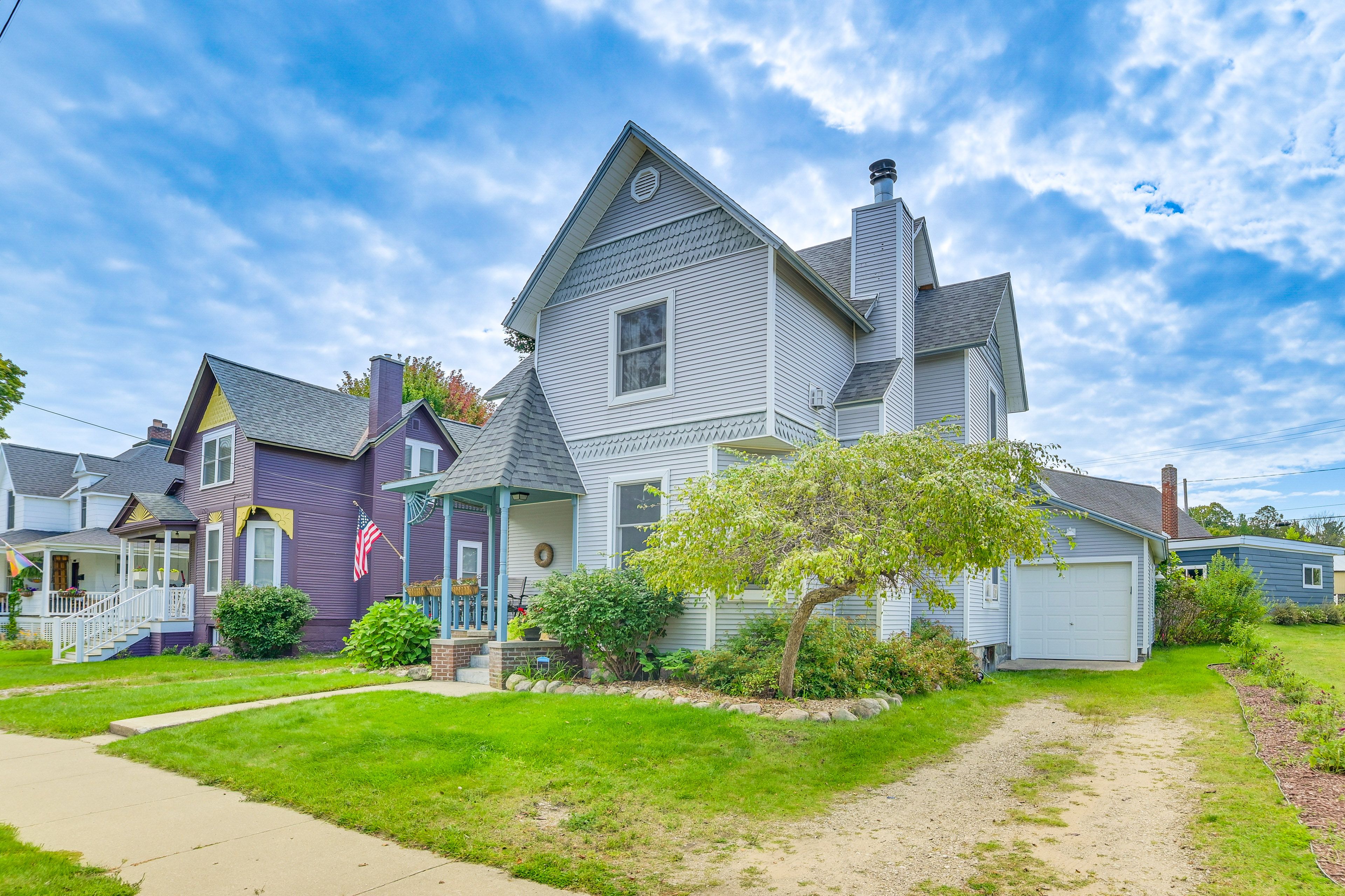 Exterior | Parking | Driveway (2 Vehicles) | Free Street