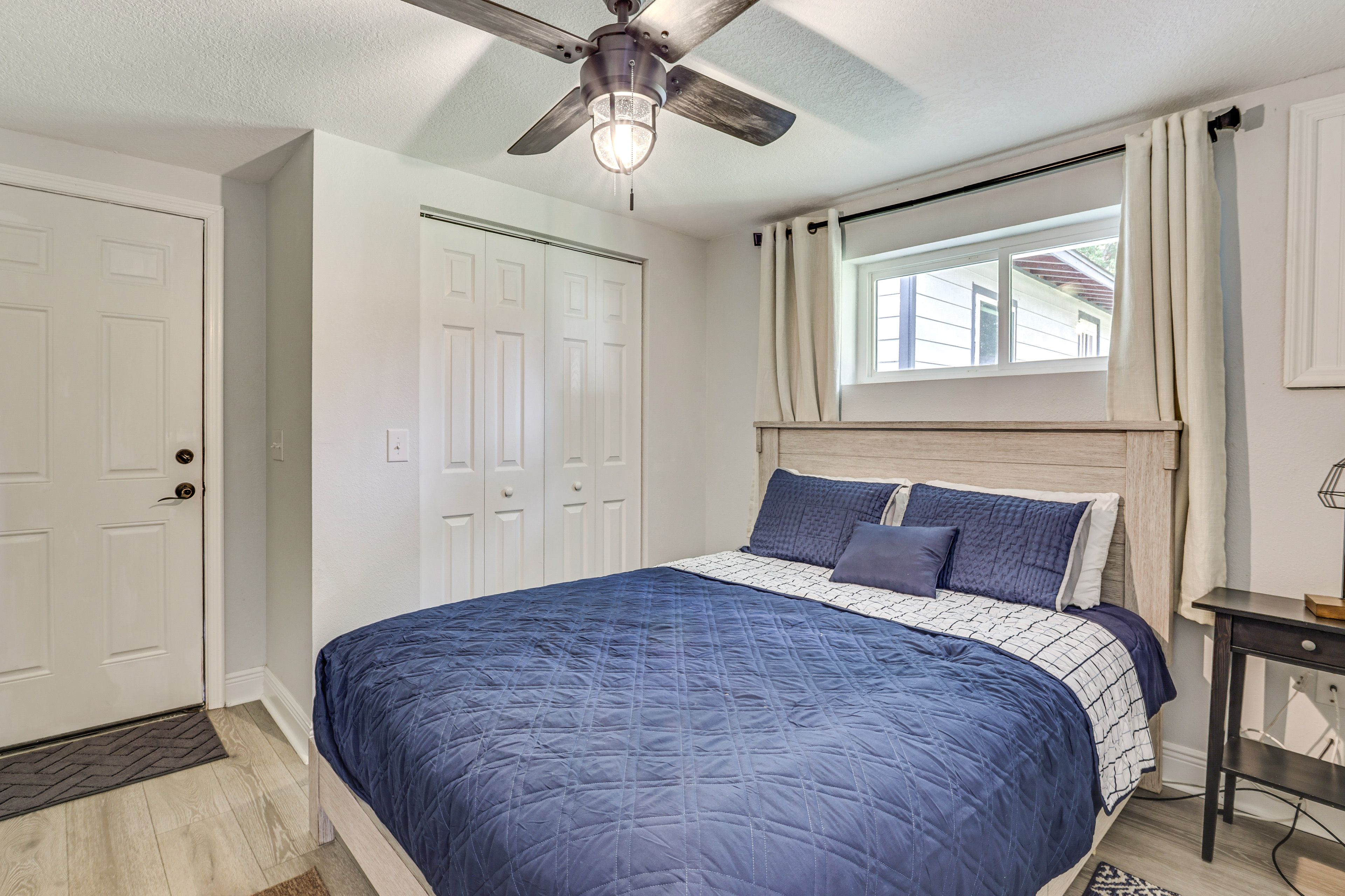 Bedroom 2 | Queen Bed