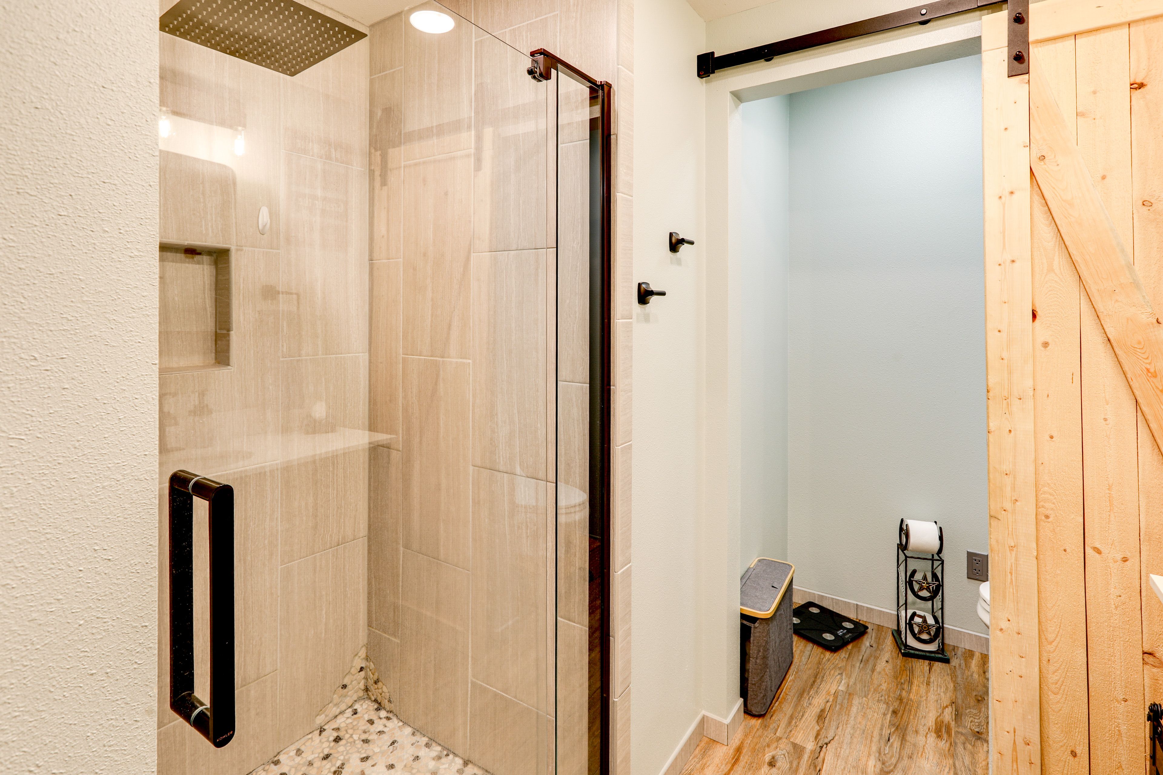 Full Bathroom | Towels Provided