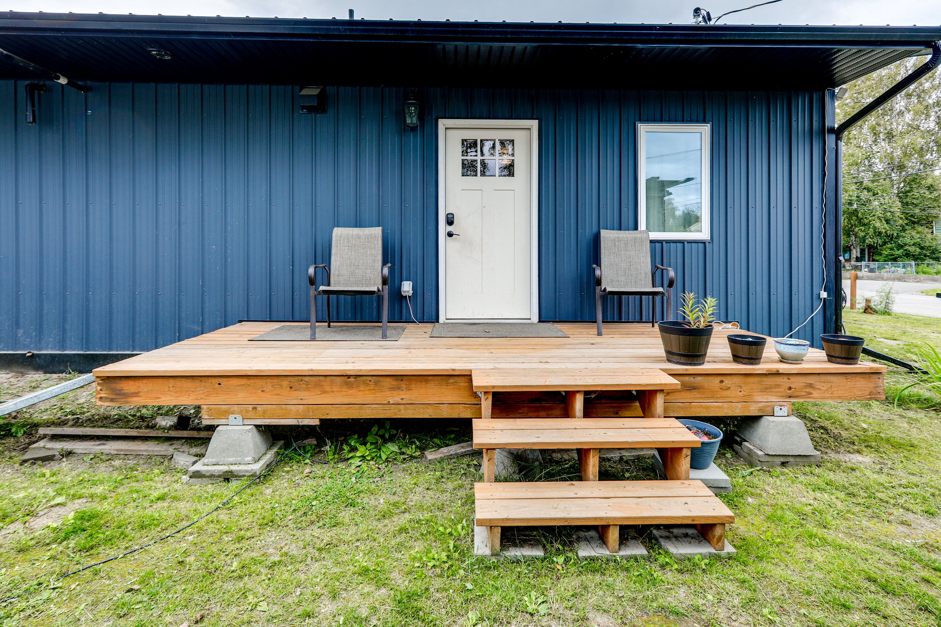 Deck w/ Seating