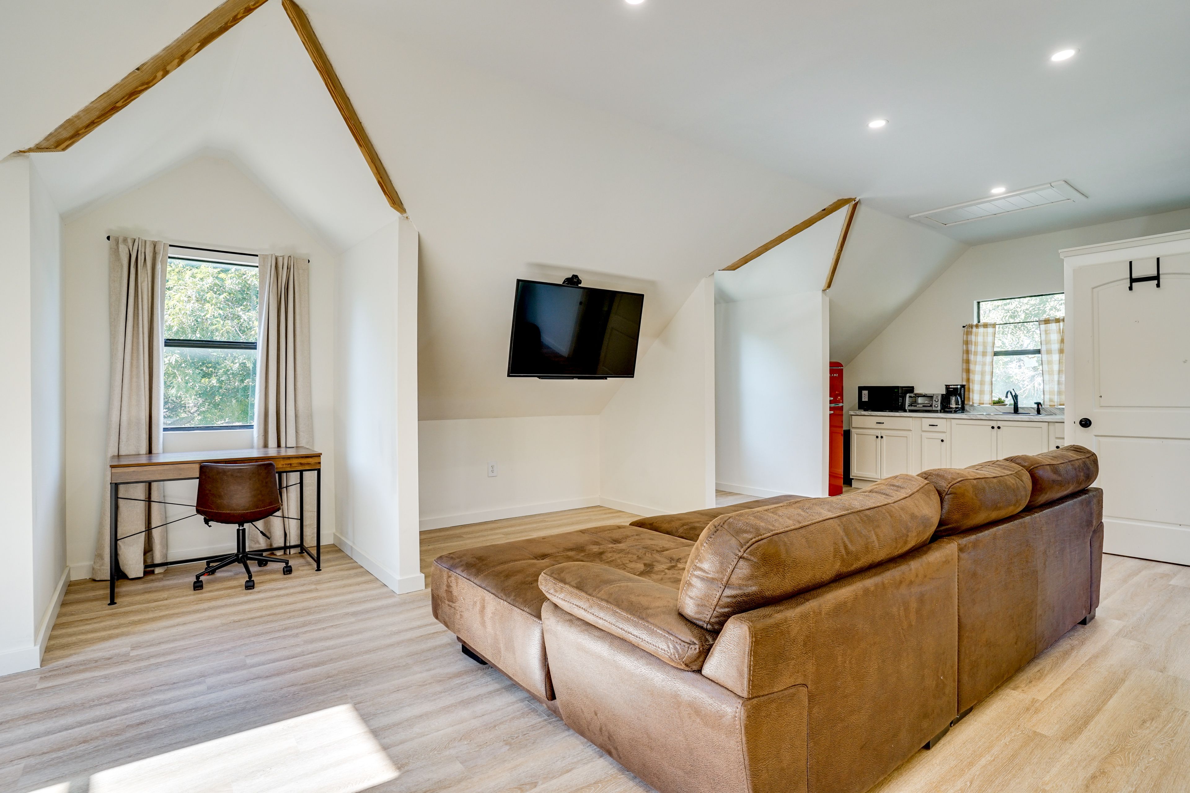 Studio Interior | Smart TV | Central A/C | Desk | Queen-Sized Couch