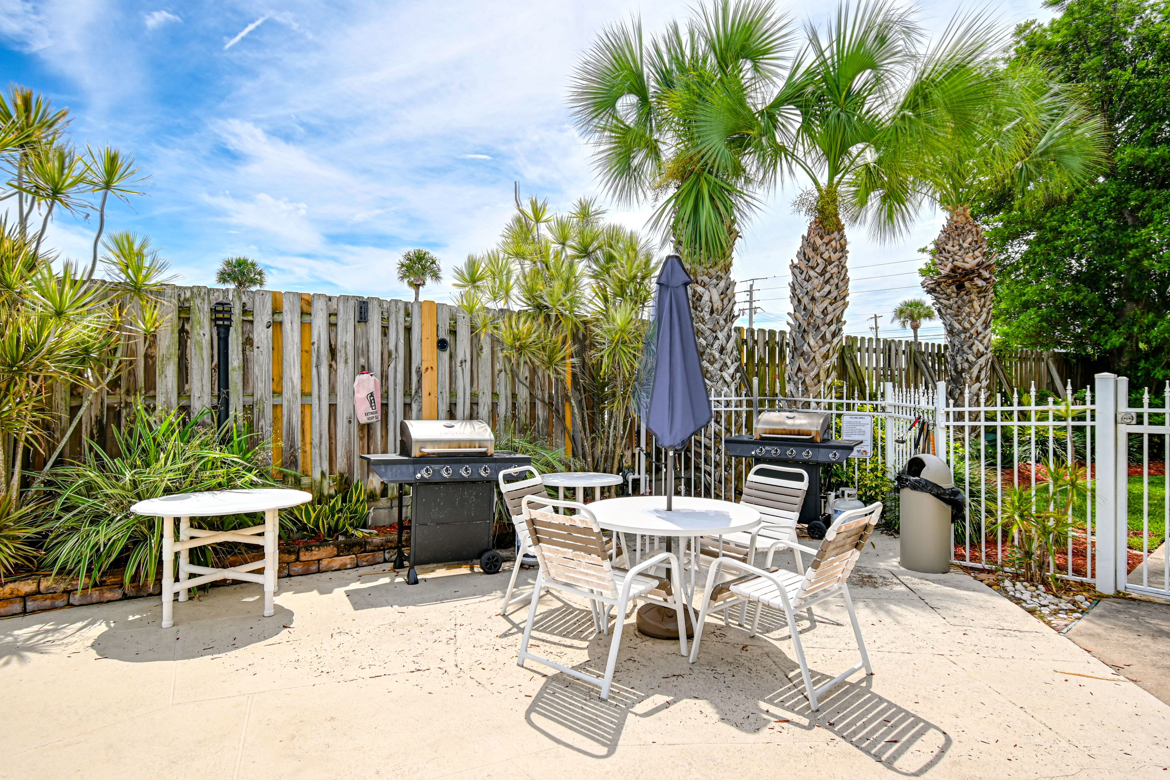 Community Amenities | Outdoor Pool | Grilling Area