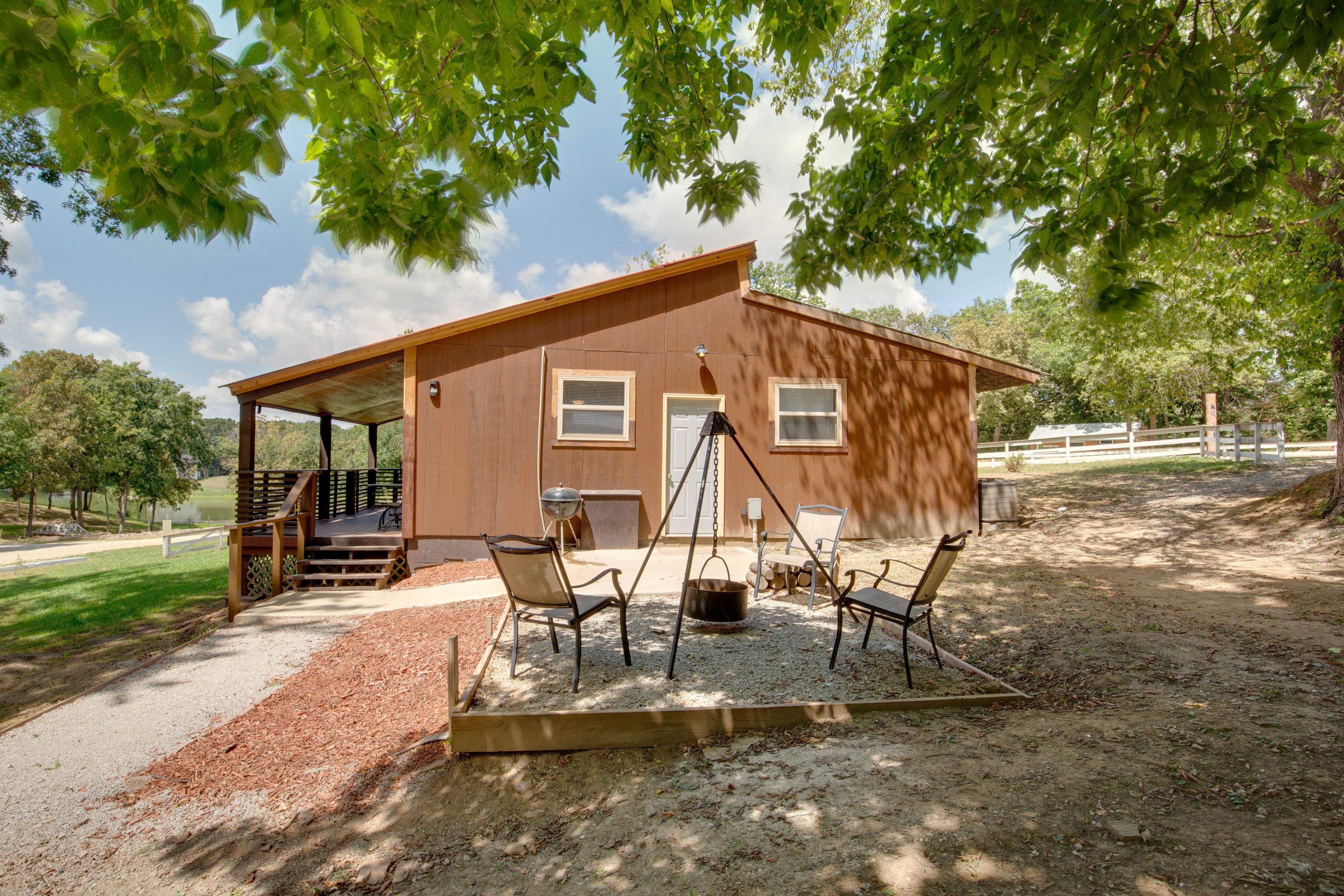 Fire Pit Area | 13 Mi to Powell Gardens