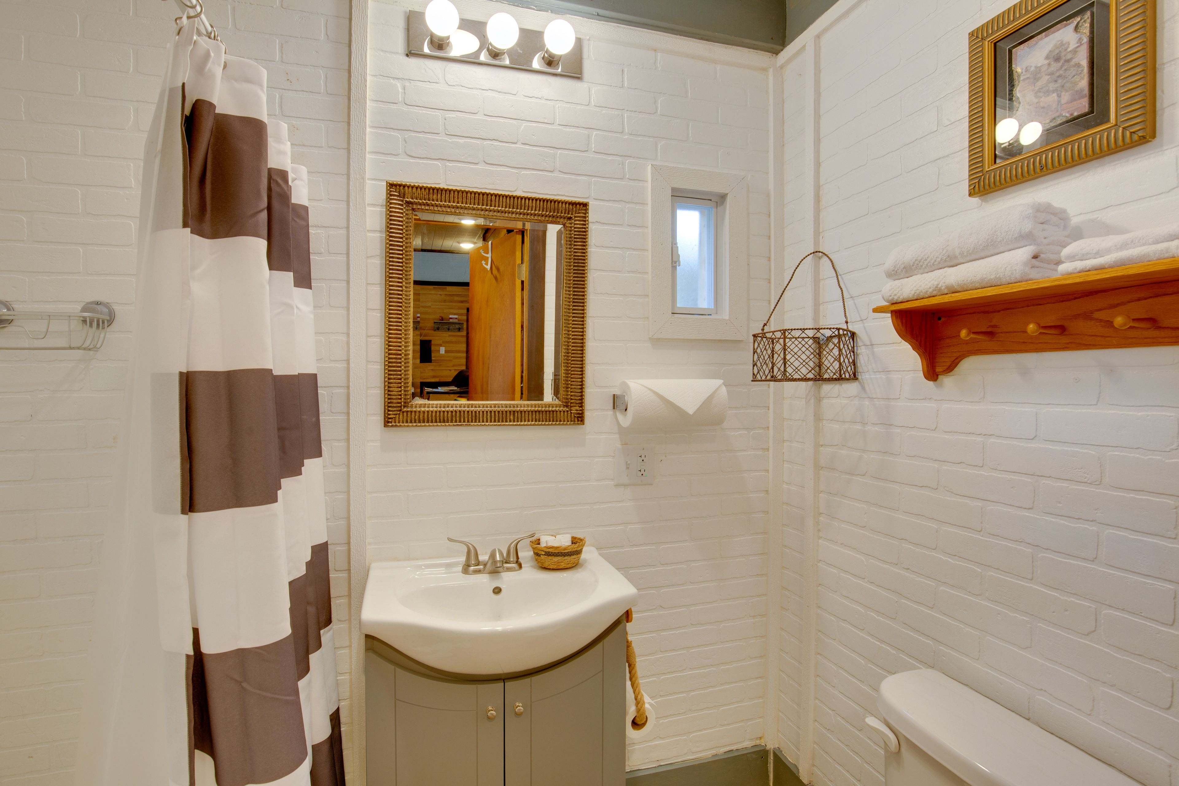 Full Bathroom | Towels Provided | Complimentary Toiletries | Hair Dryer