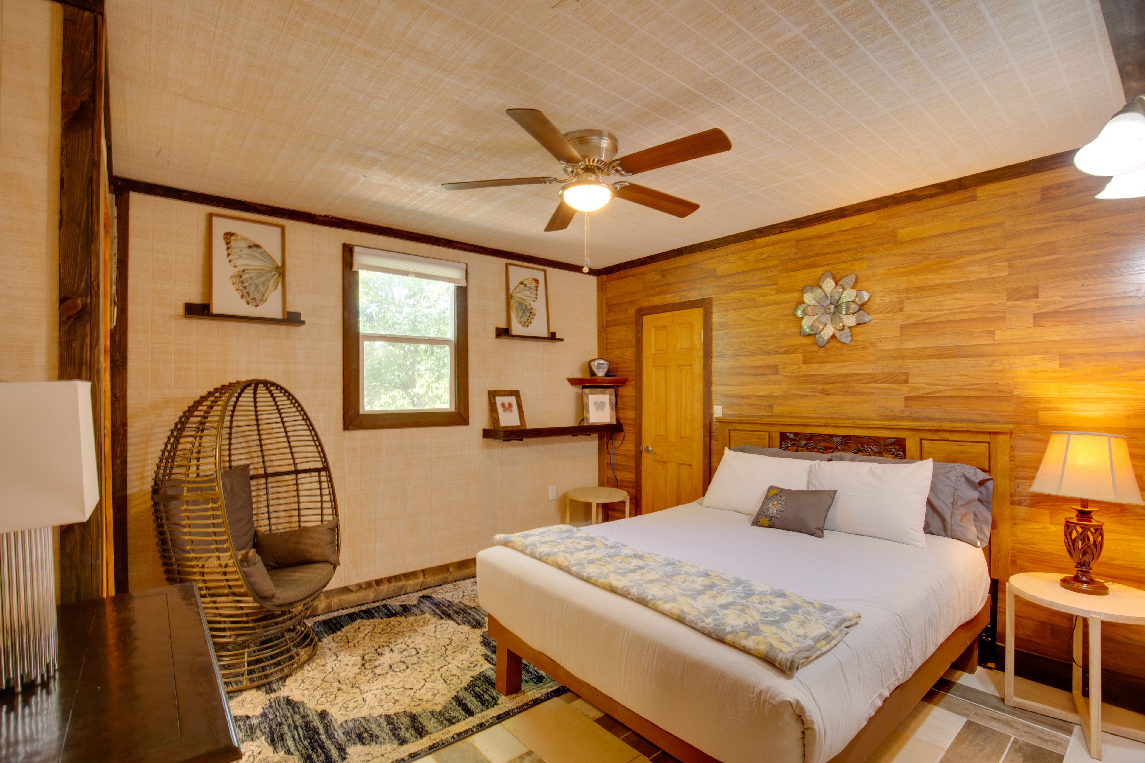 Bedroom 1 | Queen Bed | 1st Floor