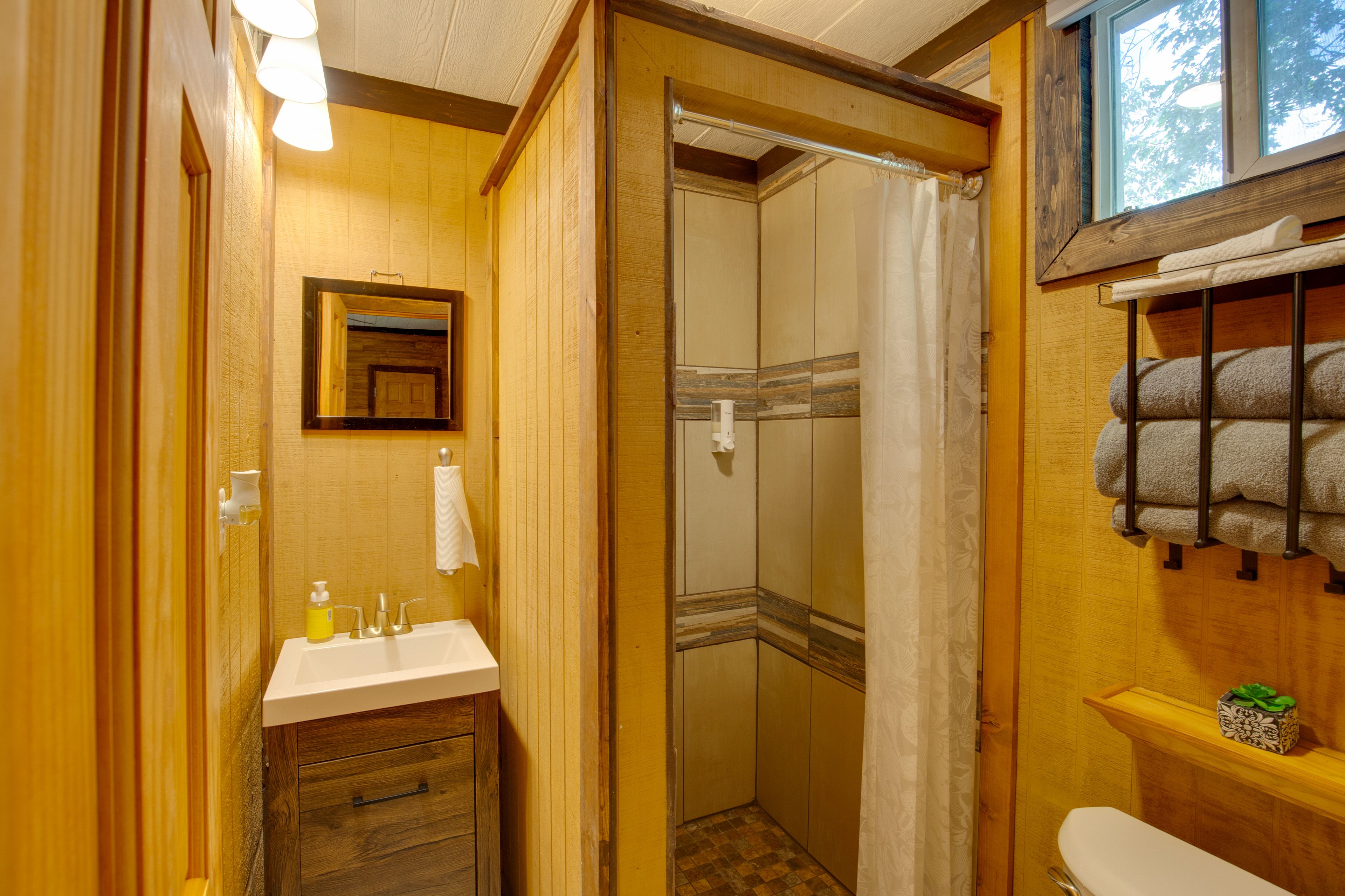 En-Suite Bathroom | Towels Provided | 1st Floor