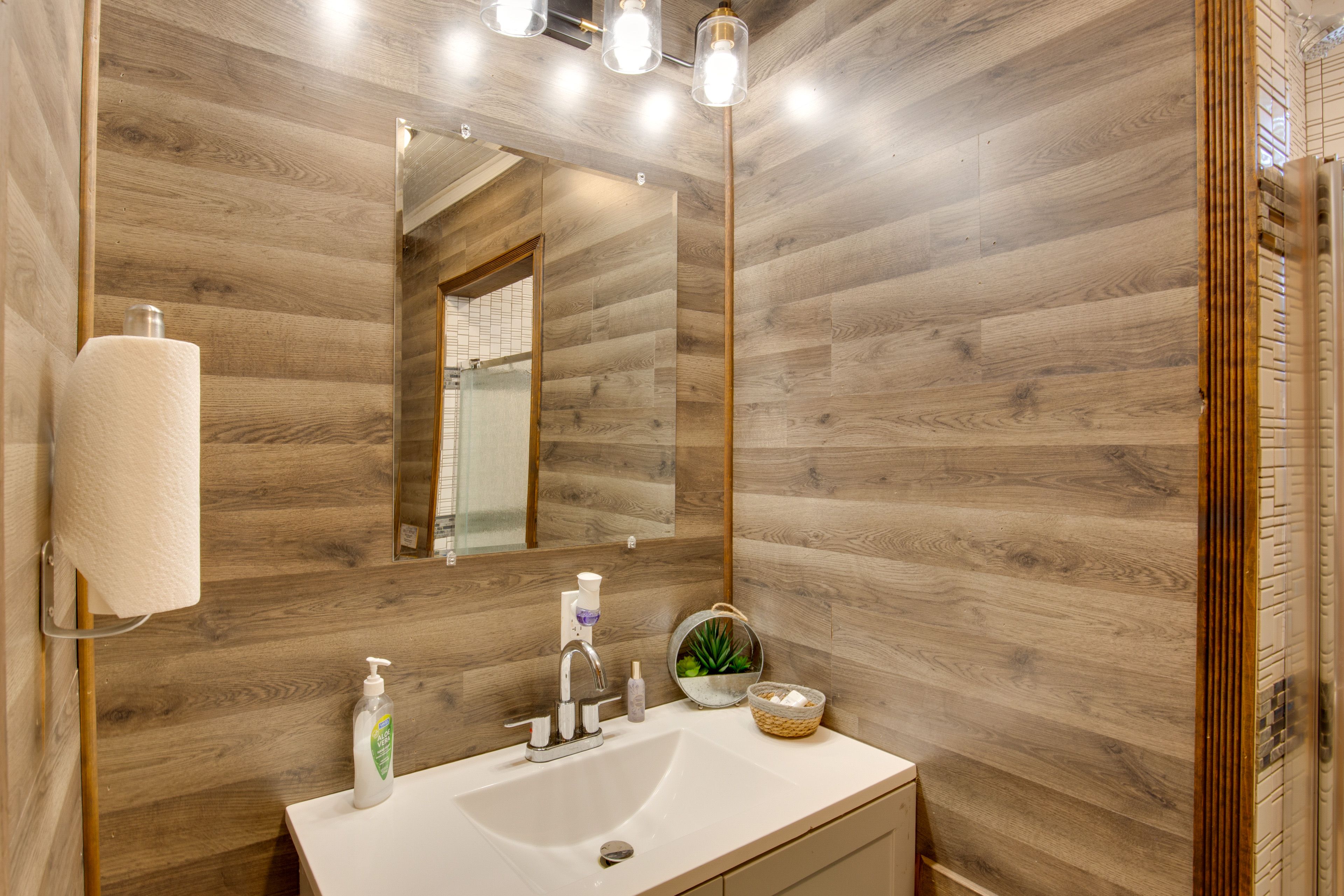 Bathroom | Shower | 1st Floor