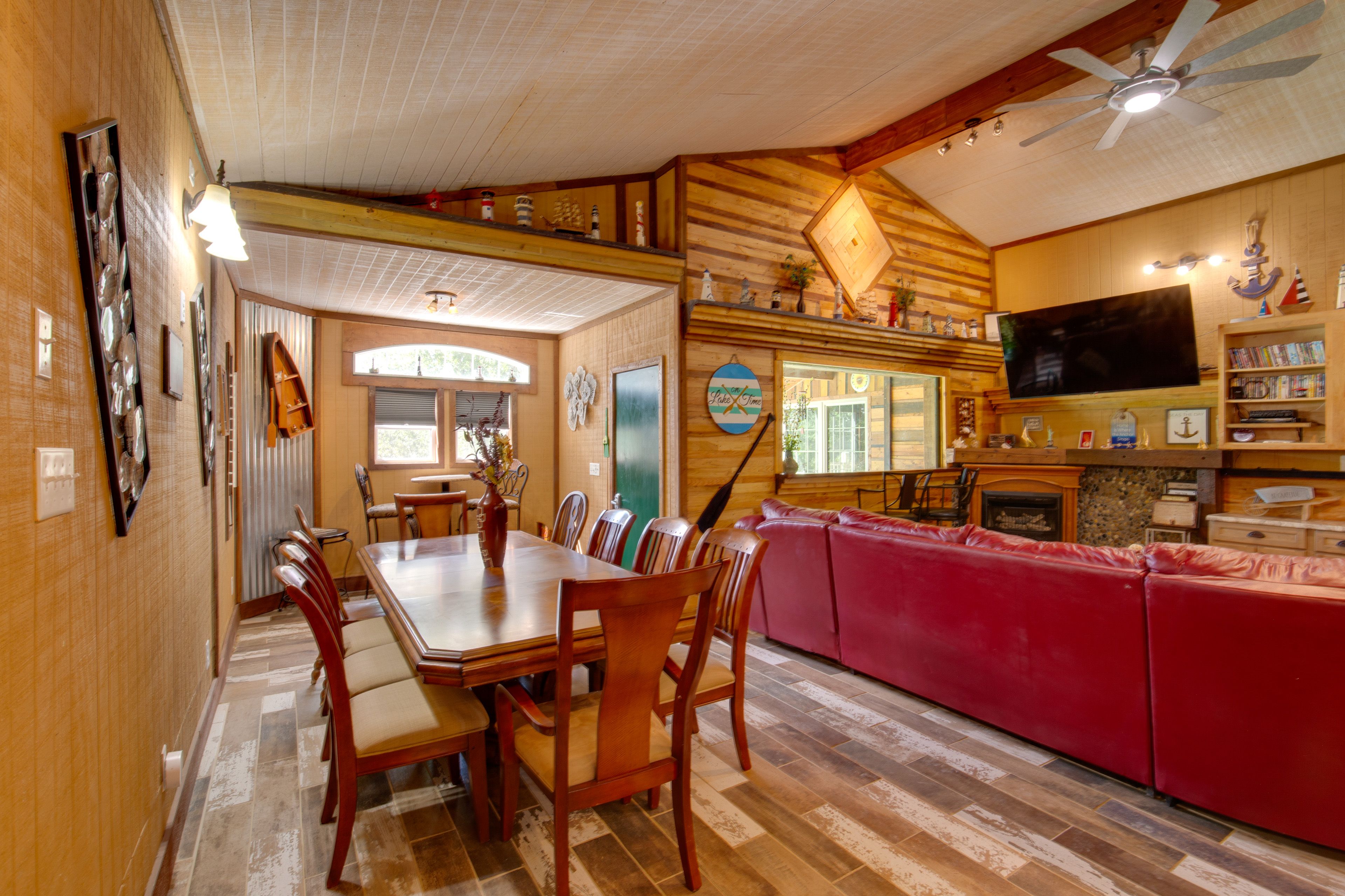 Dining Area | Dishware/Flatware Provided | 1st Floor