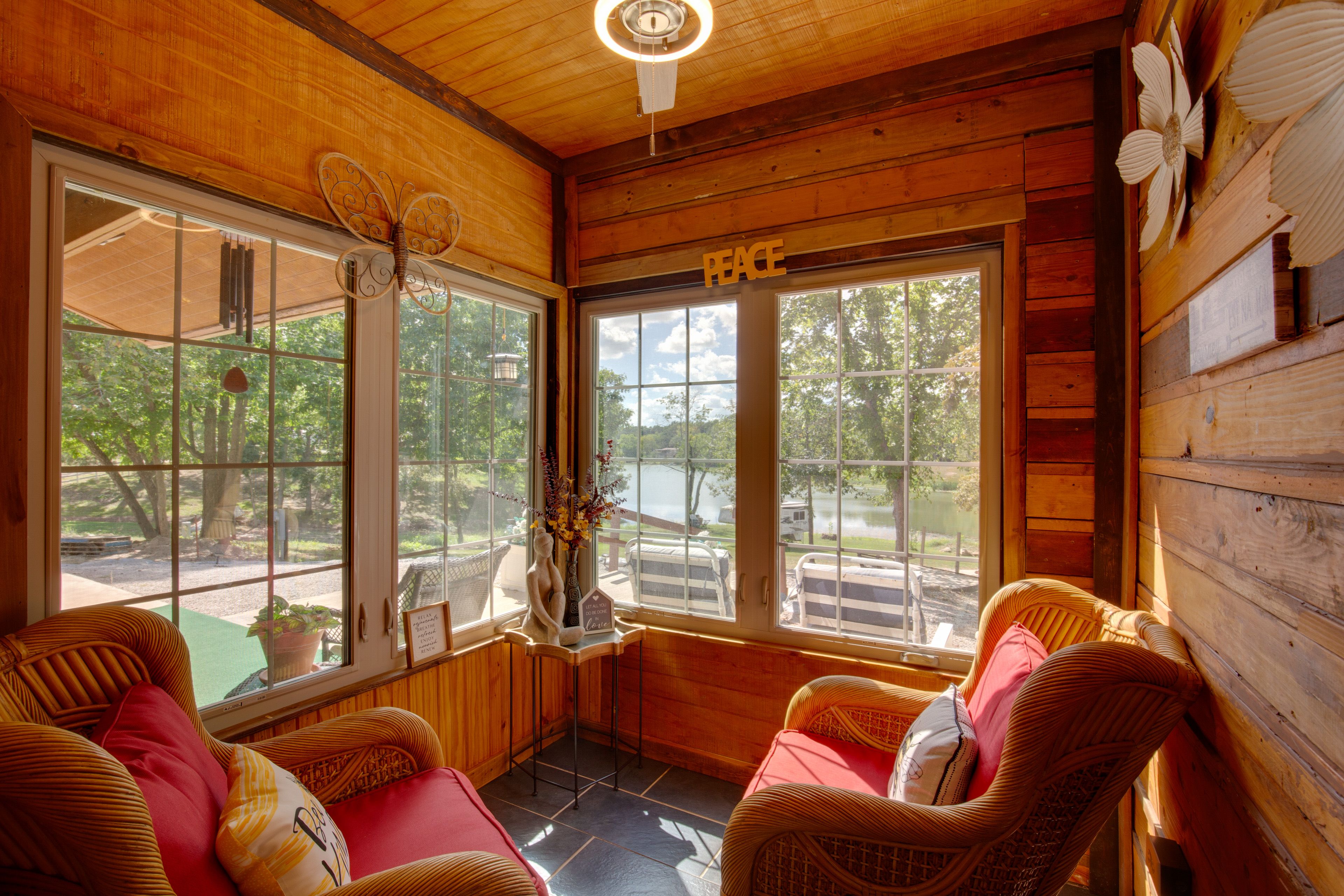 Leisure Area | Lake Views | 1st Floor