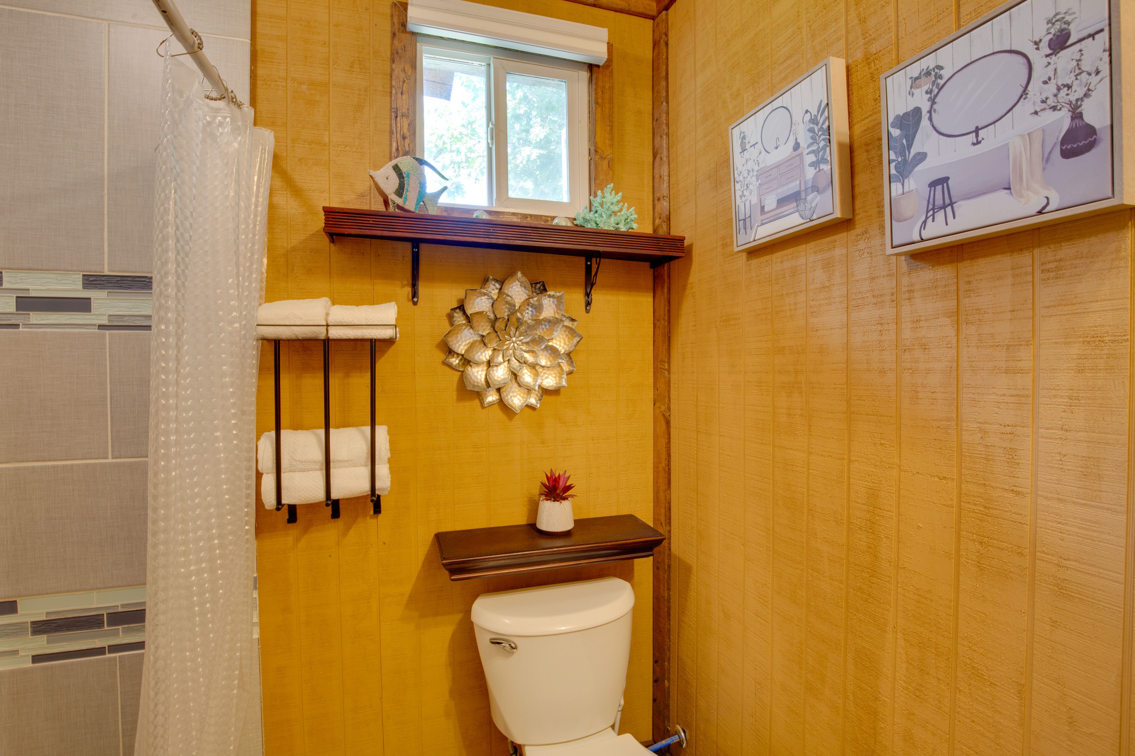 En-Suite Bathroom | 1st Floor