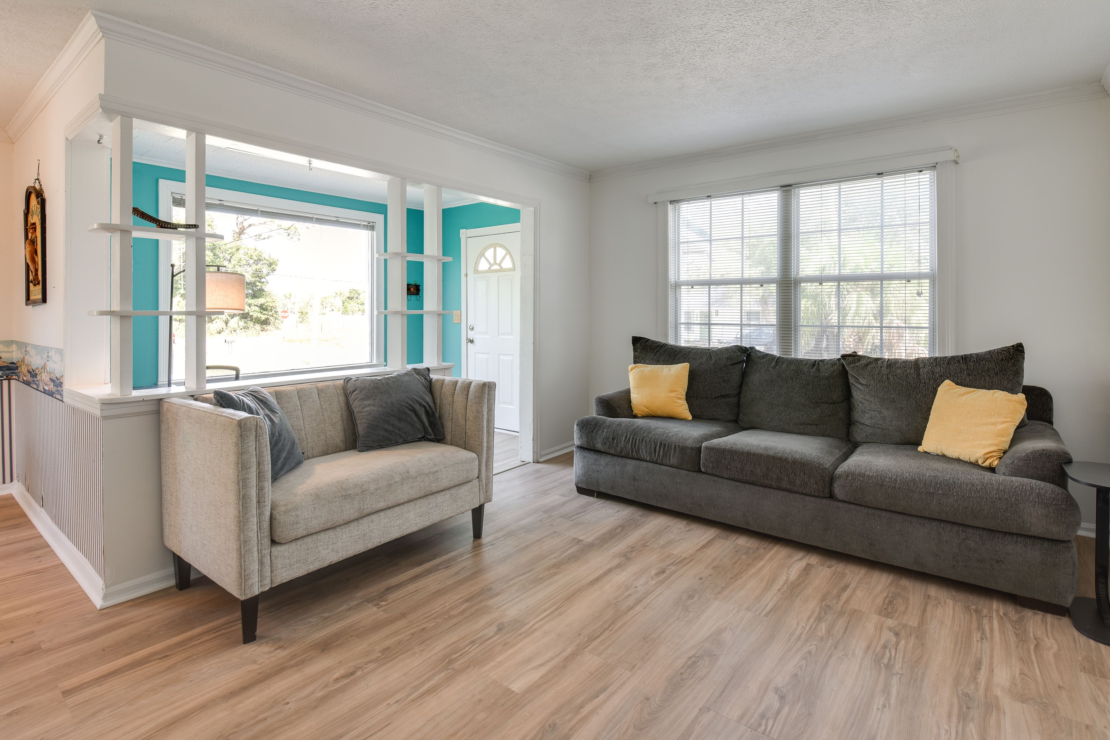 Living Room | Free WiFi | Central Heating & A/C | Smart TV