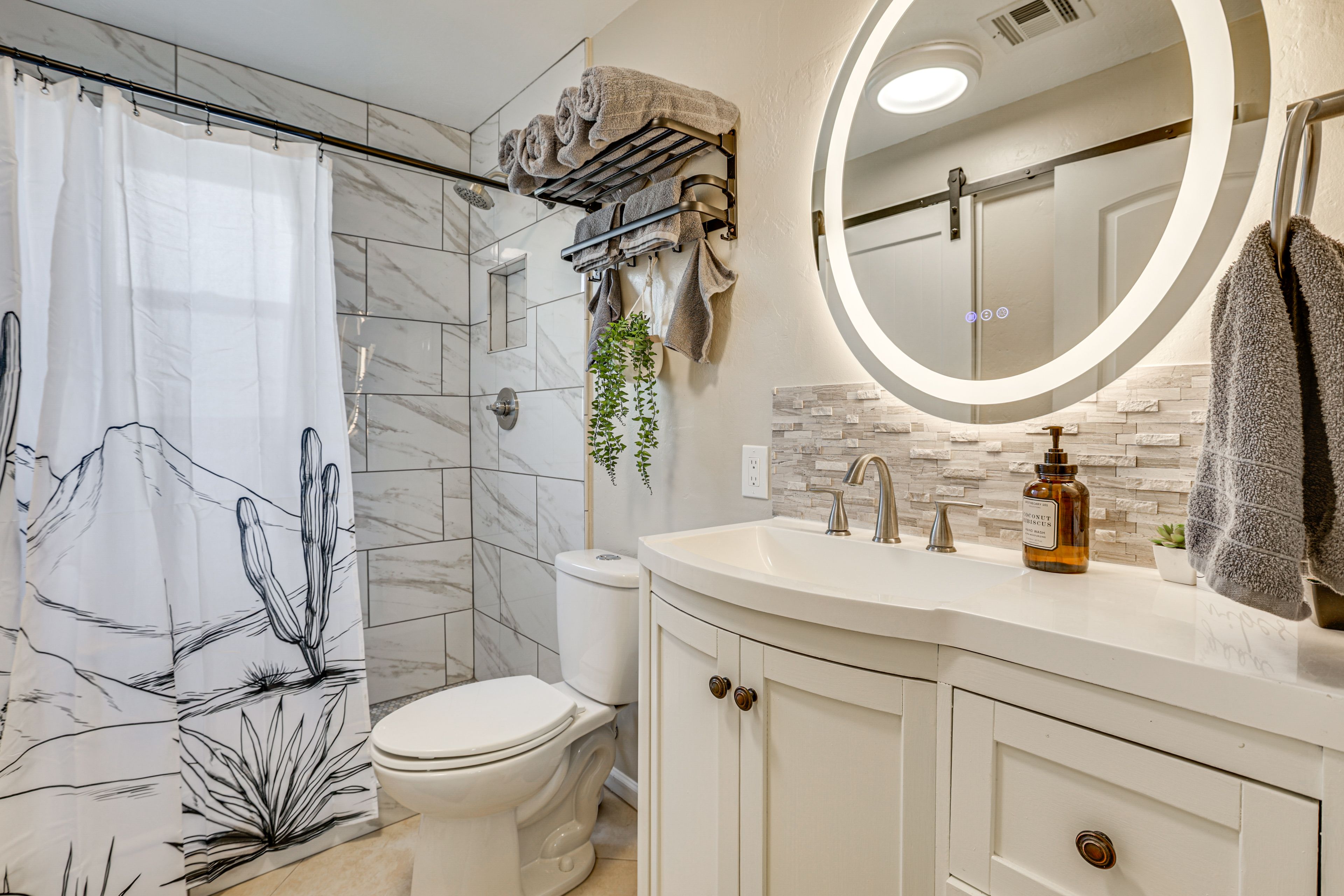 En-Suite Bathroom | Towels & Linens Provided | Washer & Dryer