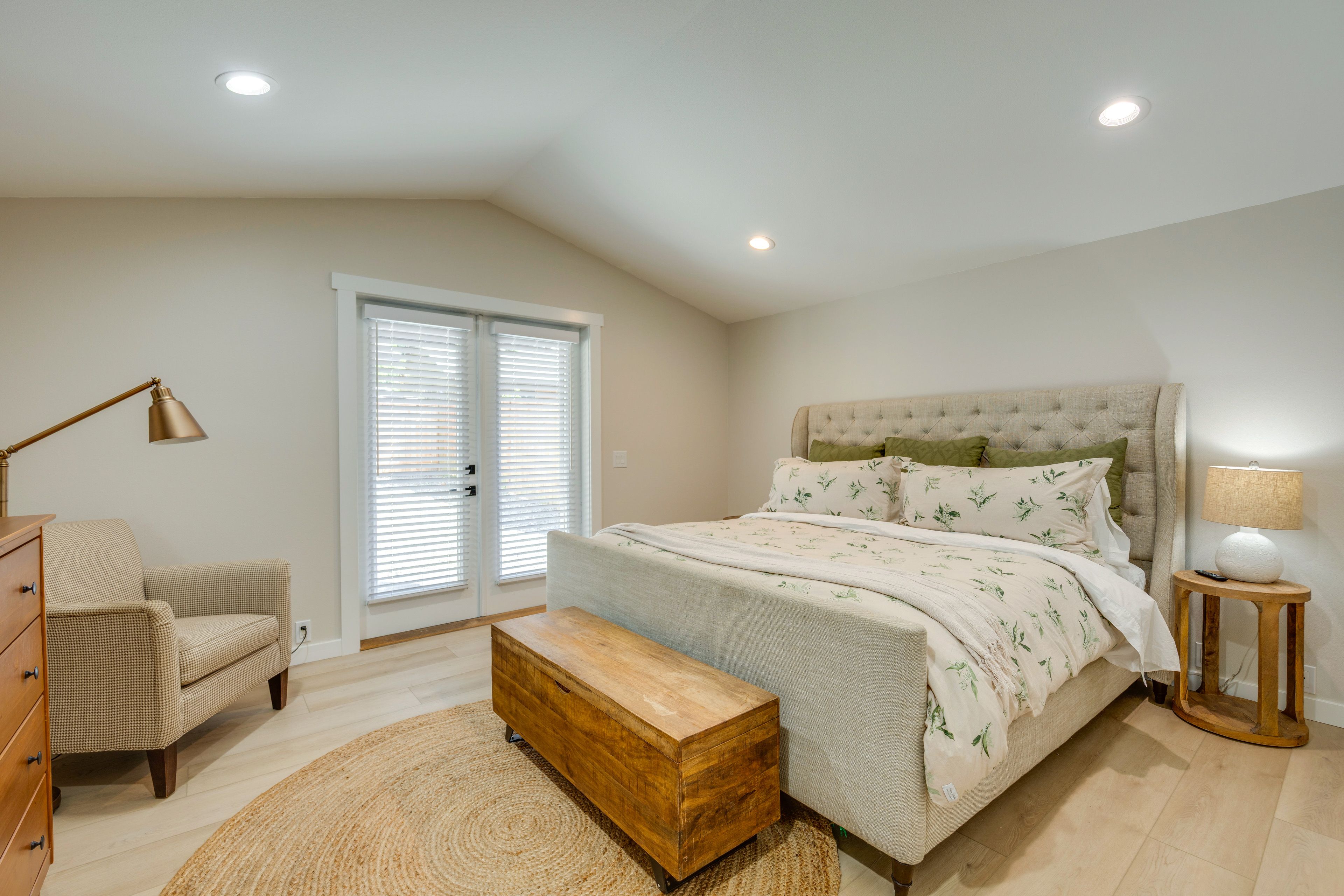 Bedroom | King Bed | TV